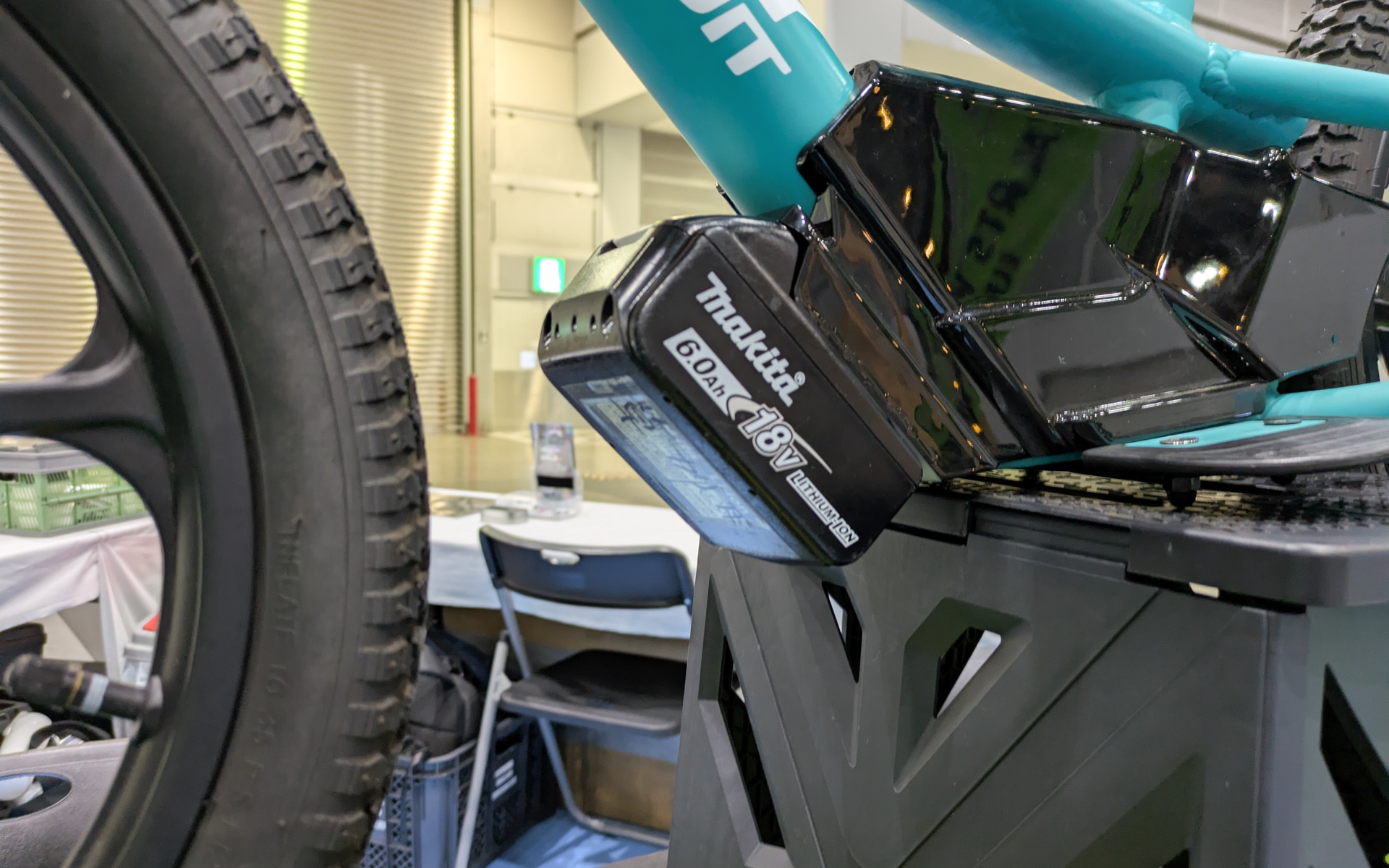 ロクイチ61は、キッズ向けeバイク「KALO（カロ）16」を展示。工具メーカー「Makita」の脱着式バッテリを使用するので、自宅の工具との併用も可能。KALO16の価格は7万8000円。最高速度は時速15km、1充電航続距離は約10km。江東区青海にあるトムスの「シティサーキット東京ベイ」にも近々導入される予定