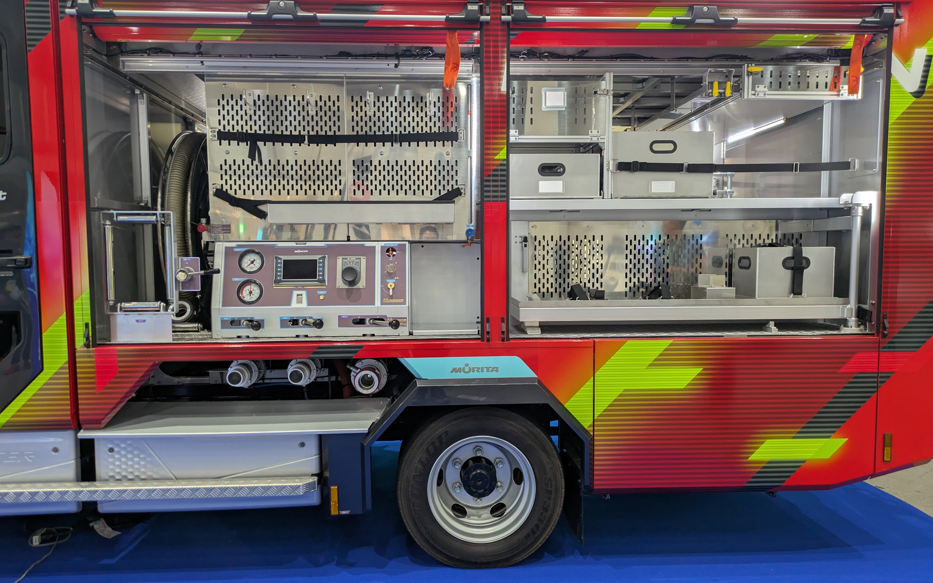 乗員6名。ボディサイズ6760×2200×2800mm（全長×全幅×全高）、車両総重量7480kg、水槽容量は900L、1充電航続距離は約100km