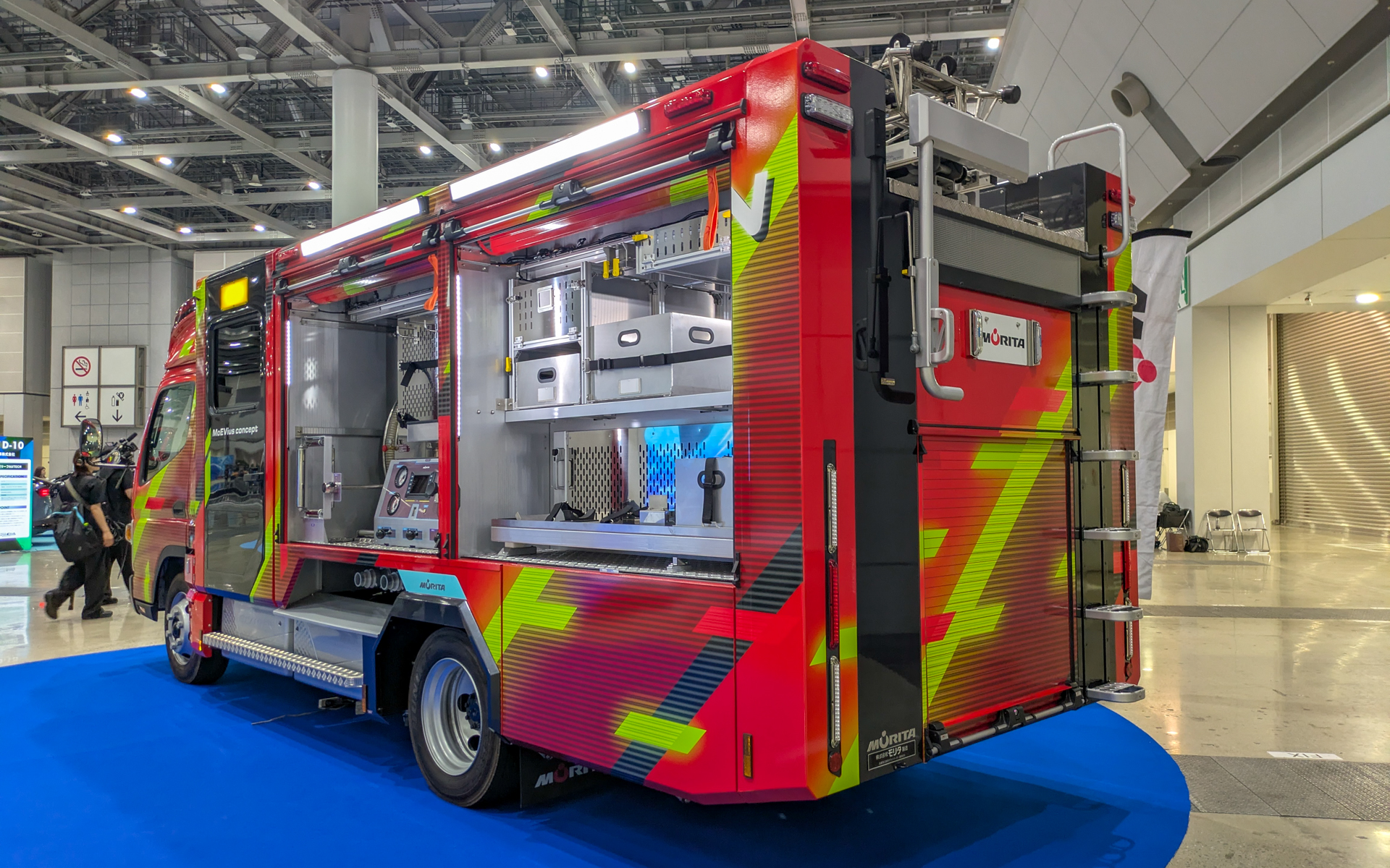 特装車を手掛けるモリタは「BEV消防ポンプ車」を展示。試作車ではあるが、大阪万博が開催されていた半年間は、万博内にある消防署に配備され、実際に活動していた