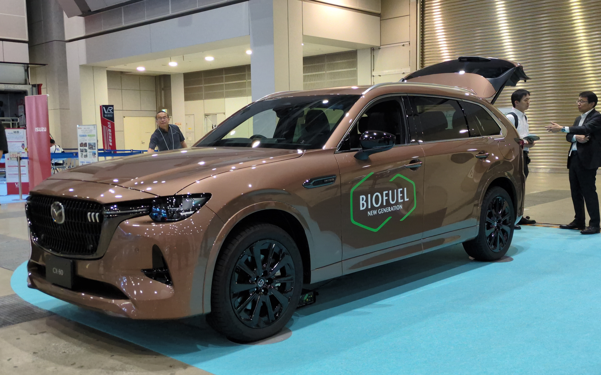 マツダは、次世代バイオディーゼル燃料に対応した「CX-80」を展示するとともに、次世代バイオディーゼル燃料「サステオ」の説明なども行なっている。