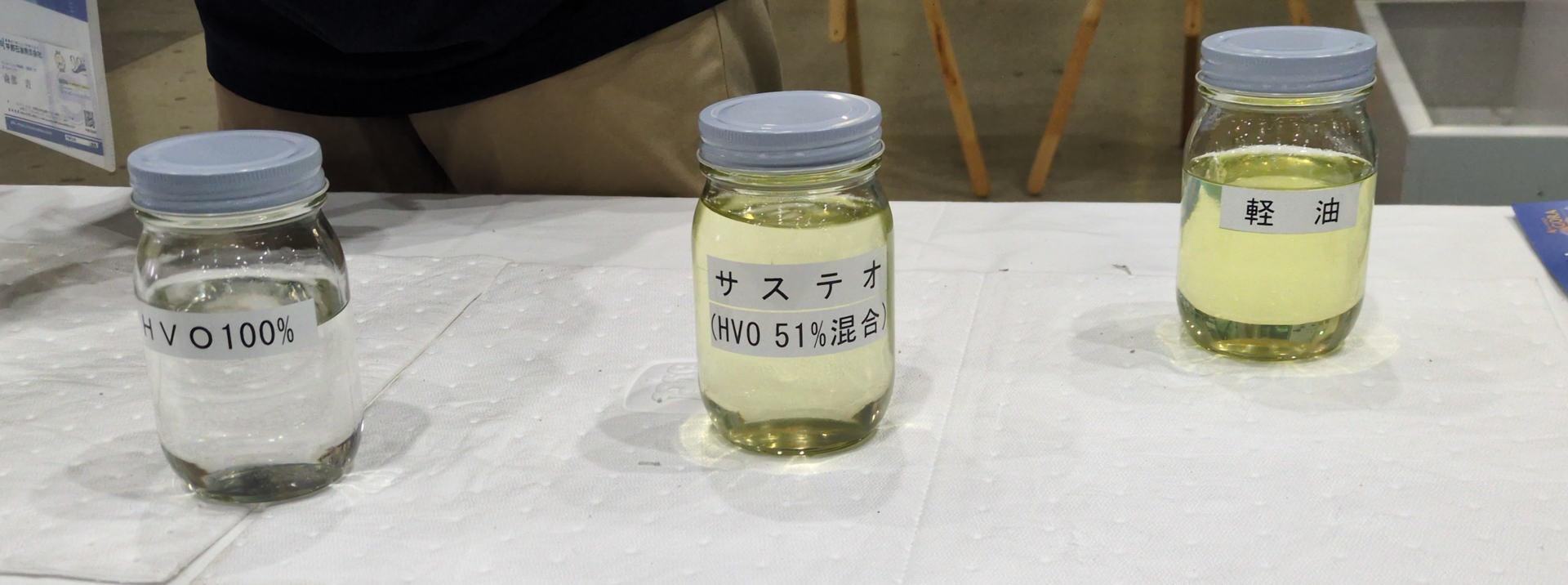 完全なるバイオ燃料「HVO」だけでも自動車を走らせることは可能だが、HVOにはまだ課税に関する設定がなく公道では使用できないため、あえて軽油と混合している