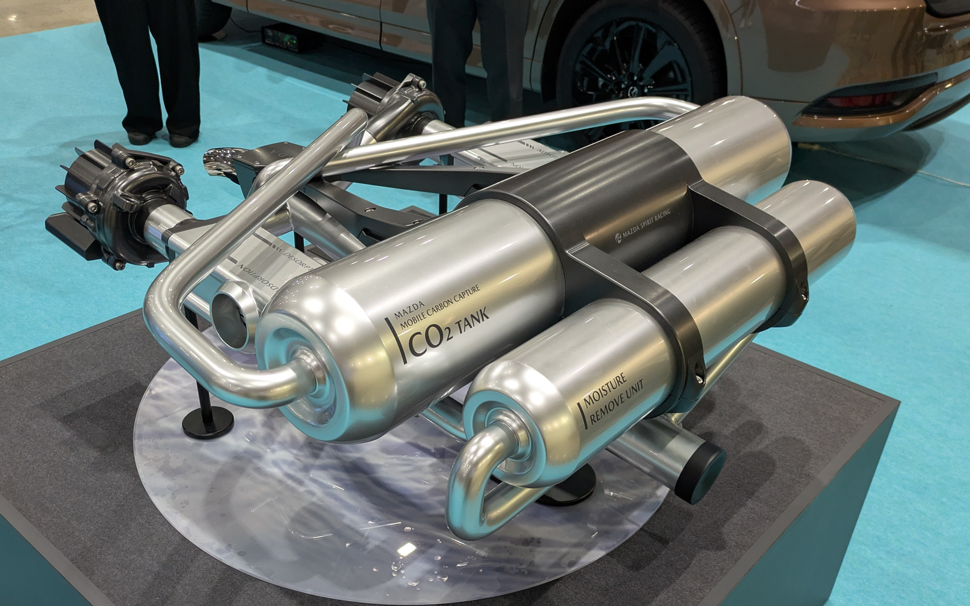スーパー耐久に参戦している「ロードスター」に搭載している“CO2回収装置”も展示。燃料だけでなく走りながら脱炭素を実現する