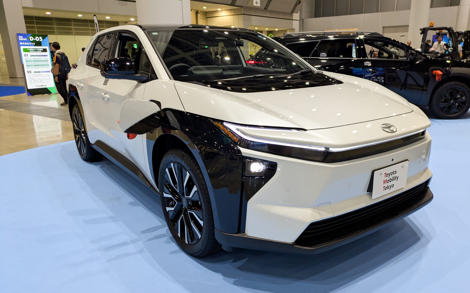 トヨタモビリティ東京は、最新BEVのSUVモデル「bZ4X」「bZ4Xツーリング」を展示。航続距離も長く、アウトドアも楽しめる自由度の高いカーライフを提案