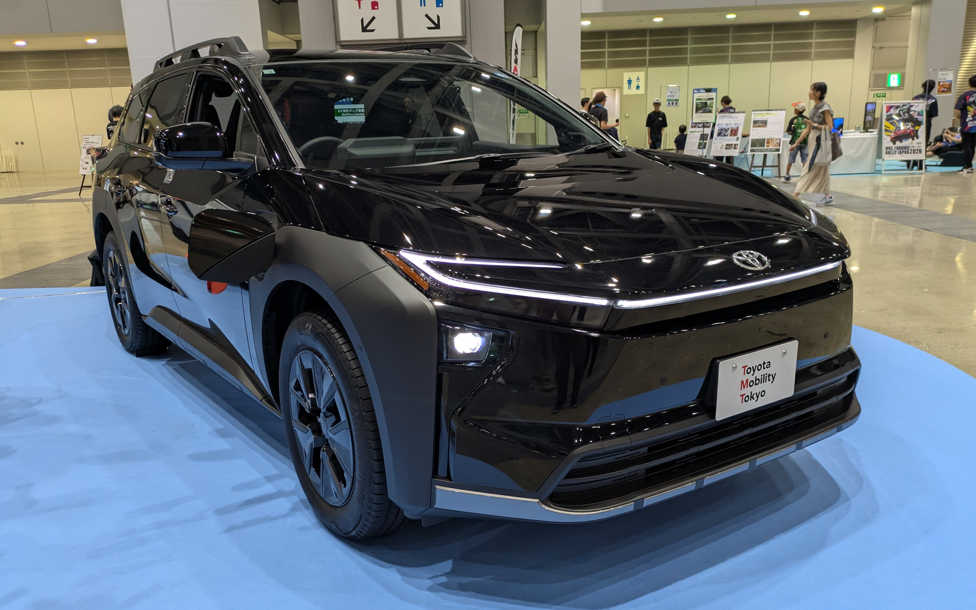 トヨタモビリティ東京は、最新BEVのSUVモデル「bZ4X」「bZ4Xツーリング」を展示。航続距離も長く、アウトドアも楽しめる自由度の高いカーライフを提案