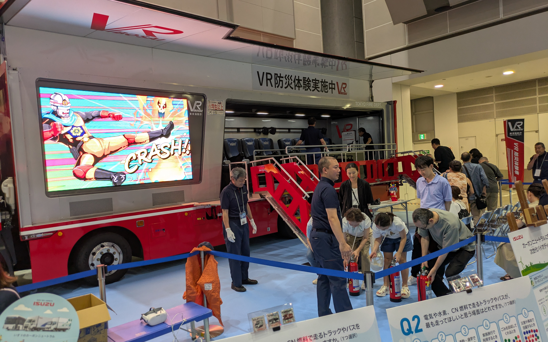 いすゞはVR防災体験車両を出展。無料で災害時の対策などを体感できる