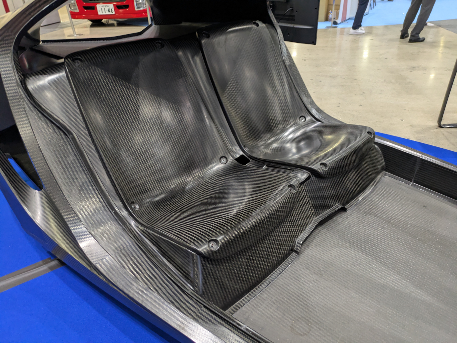 CFRP製モノコックは、スーパーGTのGT500マシンのモノコックで得た知見も生かされていて、乗員を守るしっかりとした強度を持ちつつ、一般的な金属製モノコックフレームの300kg→140kgと50％以上の低減を実現している