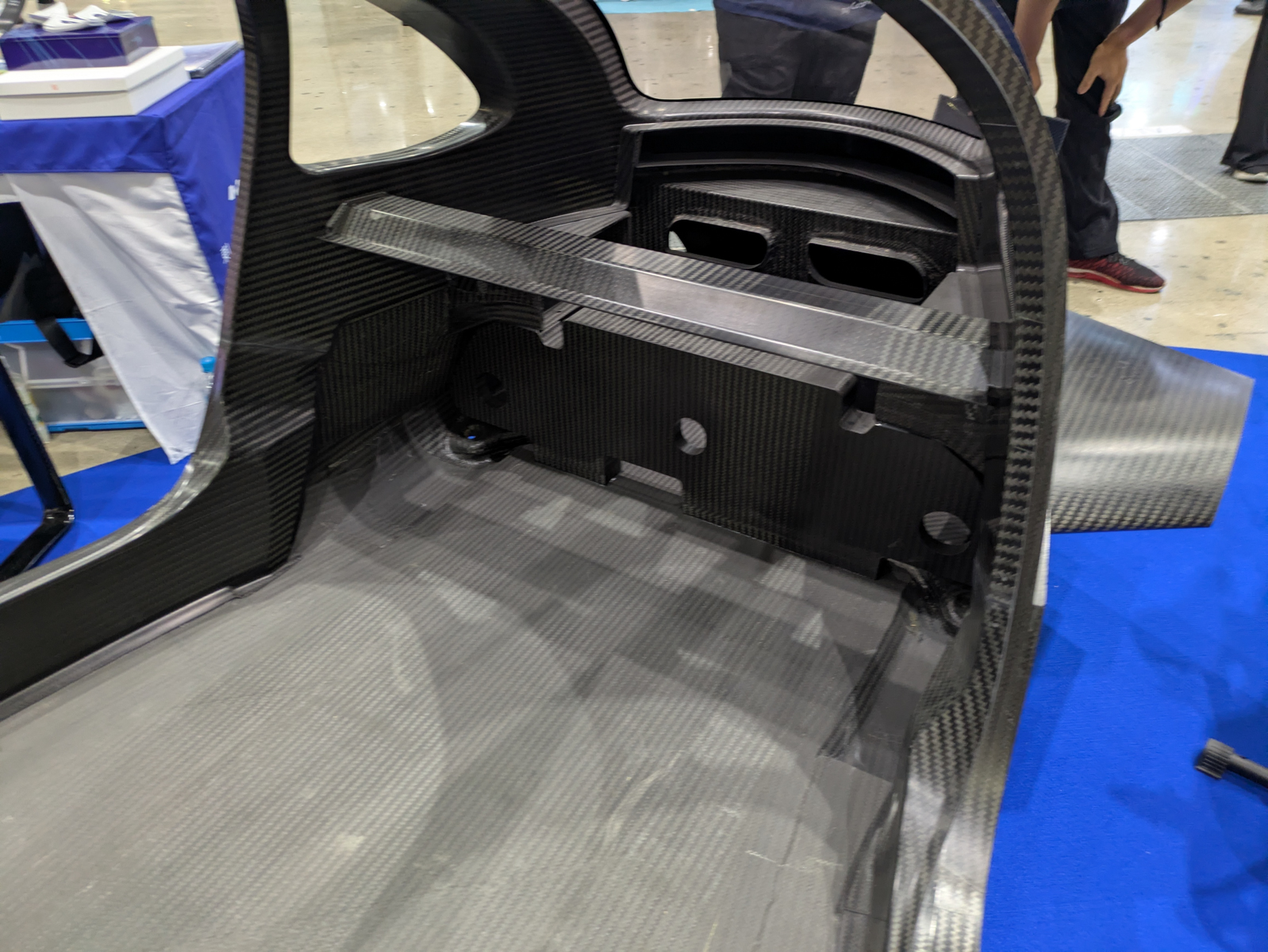 CFRP製モノコックは、スーパーGTのGT500マシンのモノコックで得た知見も生かされていて、乗員を守るしっかりとした強度を持ちつつ、一般的な金属製モノコックフレームの300kg→140kgと50％以上の低減を実現している