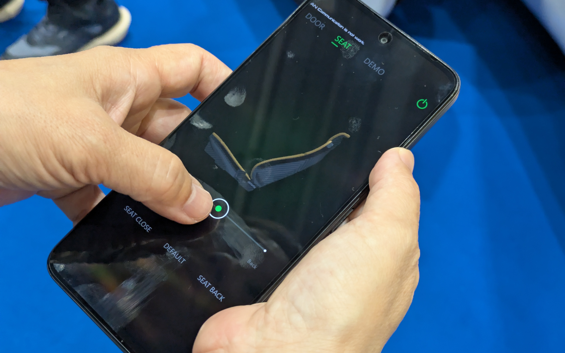 専用アプリも開発していて、ドアの開閉やシートのスライドはスマホで操作できる