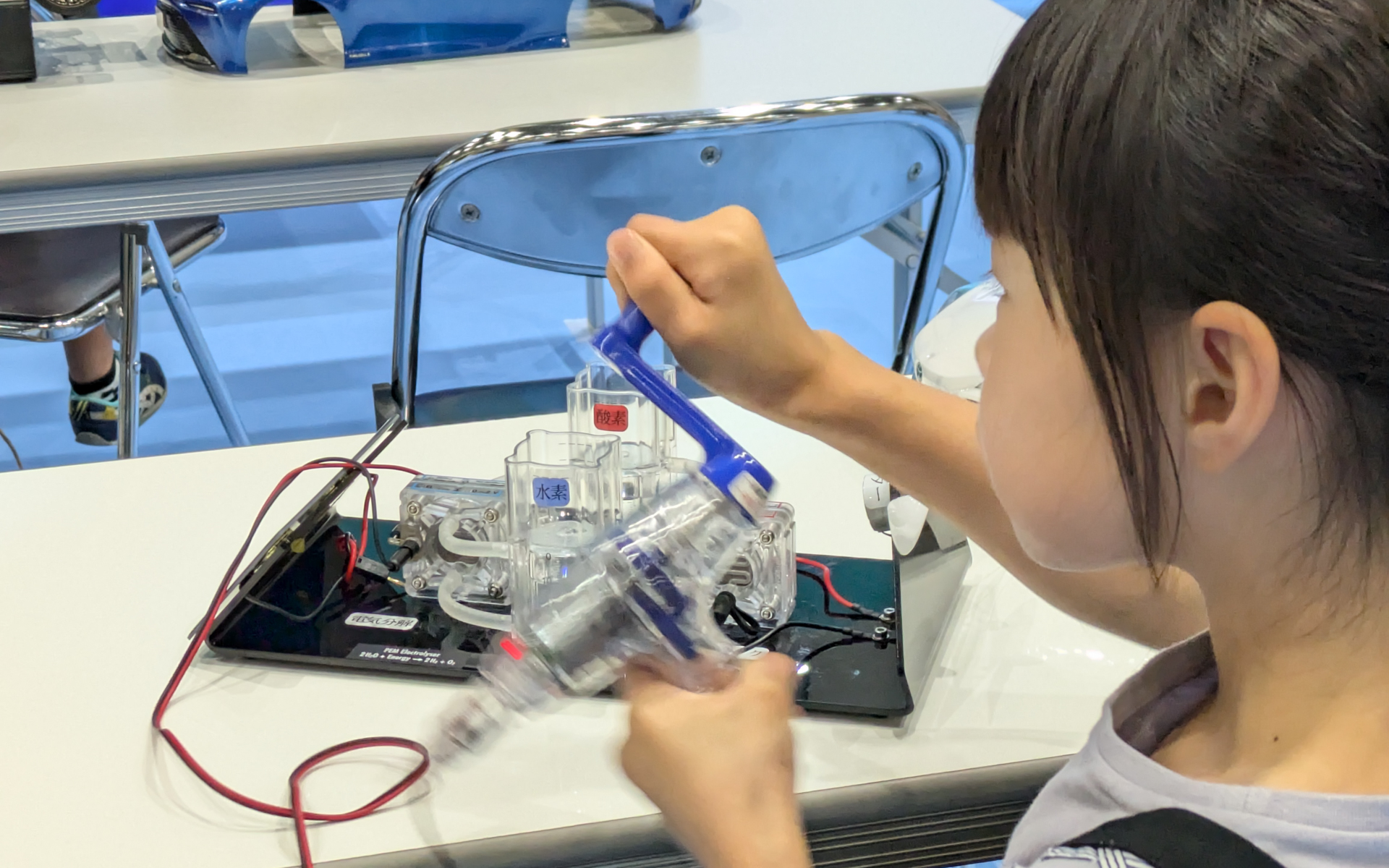 自分で作った水素でラジオコントロールカー（RC）「ミライ」を走らせるコンテンツも提供している