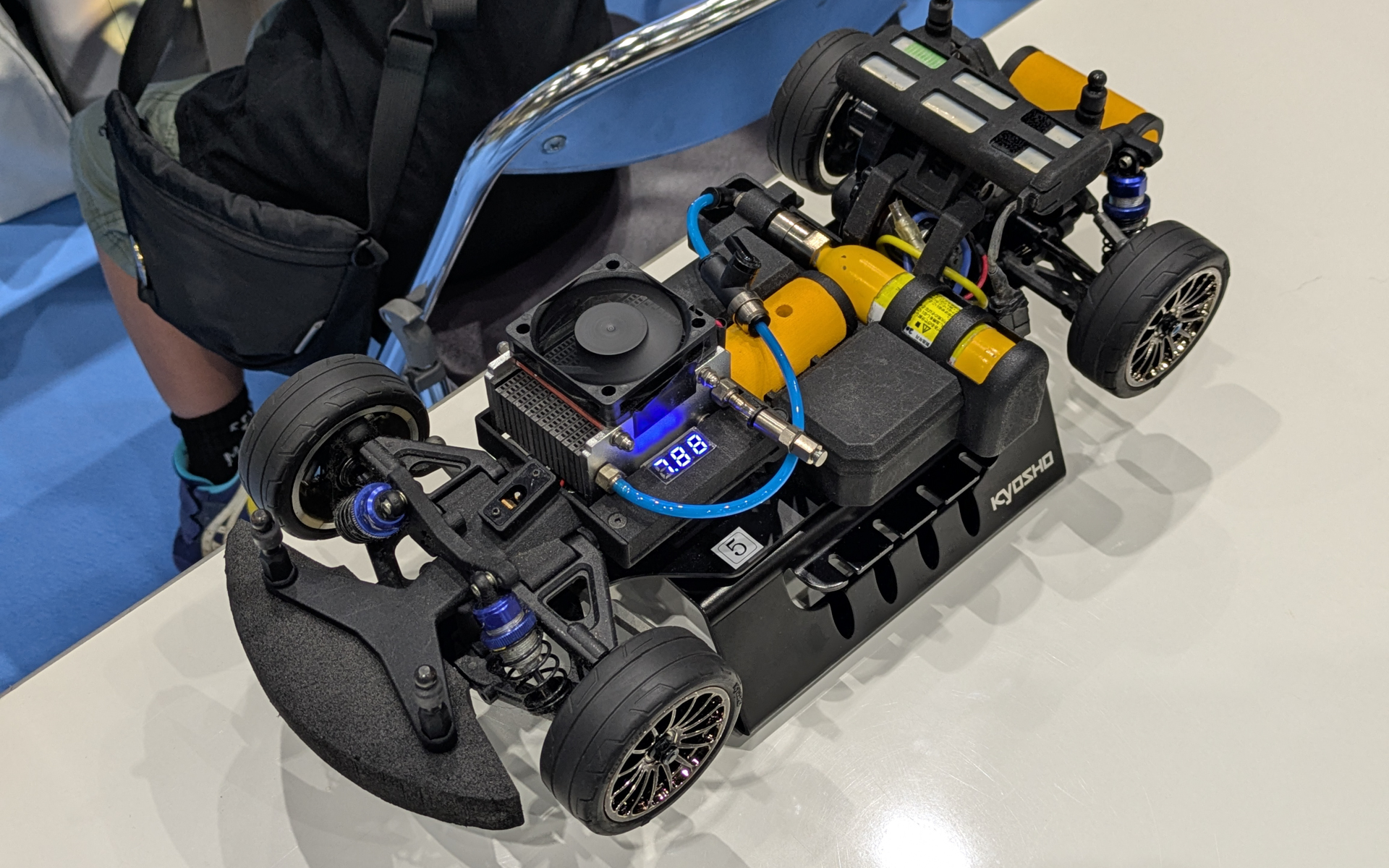 自分で作った水素でラジオコントロールカー（RC）「ミライ」を走らせるコンテンツも提供している
