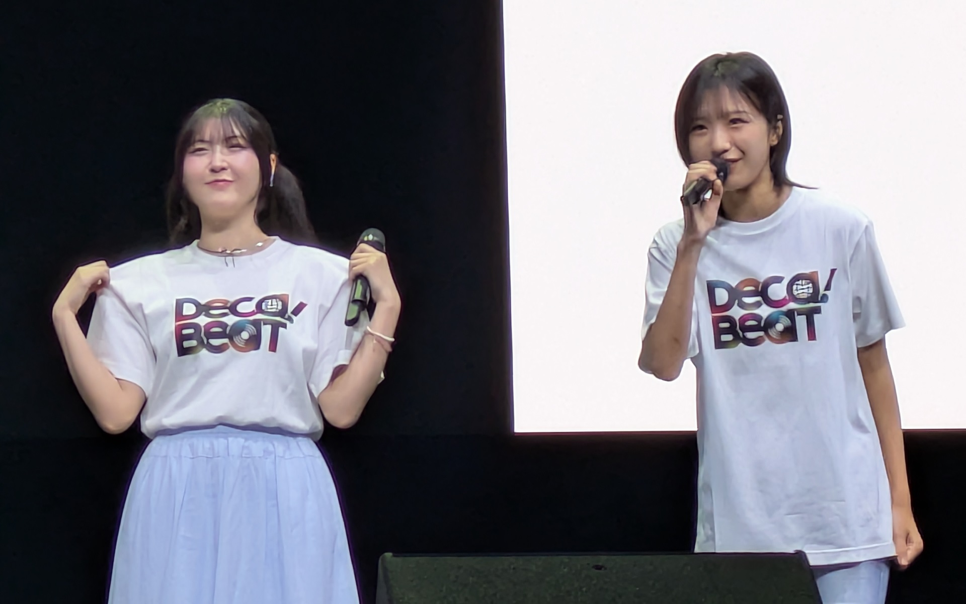 デカボTシャツをアピールするDECA! BEATのふたり