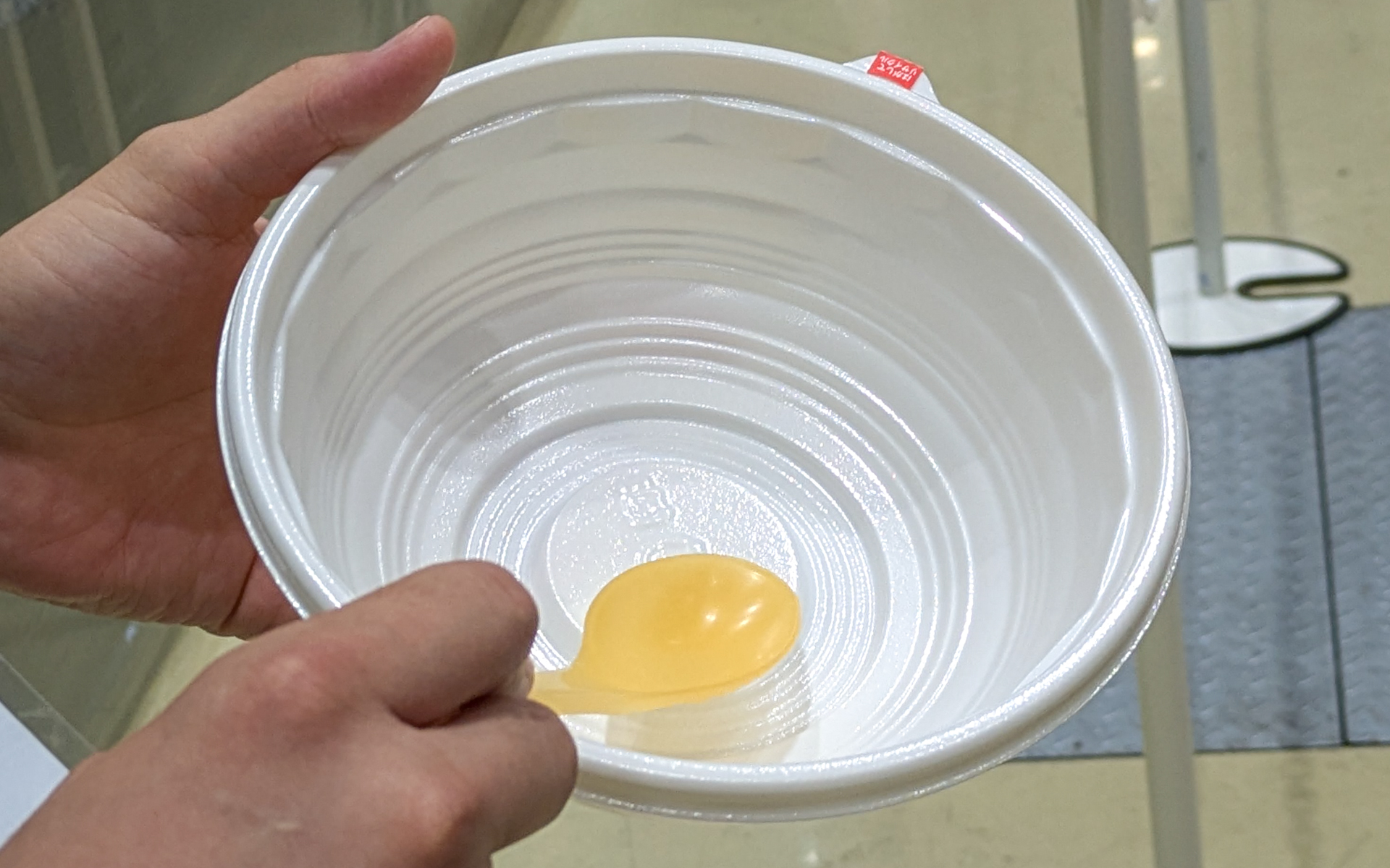 各ラーメン店では普段は使わない野菜や部位などをスープに使用するなど、さまざまな工夫を凝らした特別メニューを提供している。東京の神楽坂にある「サーモンnoodle3.0」は、全国の鹿肉を買い取り、フランス料理で学んだ調理法を駆使して一括で鹿肉チャーシューを製作。スープはサーモンの骨まで使用して出汁を取るなど、無駄を減らした料理作りに挑戦。また、各店舗が提供する器は薄いラップのような加工がされていて、剥がすことで器を再利用できるもの。また、非食用米などの国産バイオマスプラスチック「ライスレジン」で作ったれんげを使用している