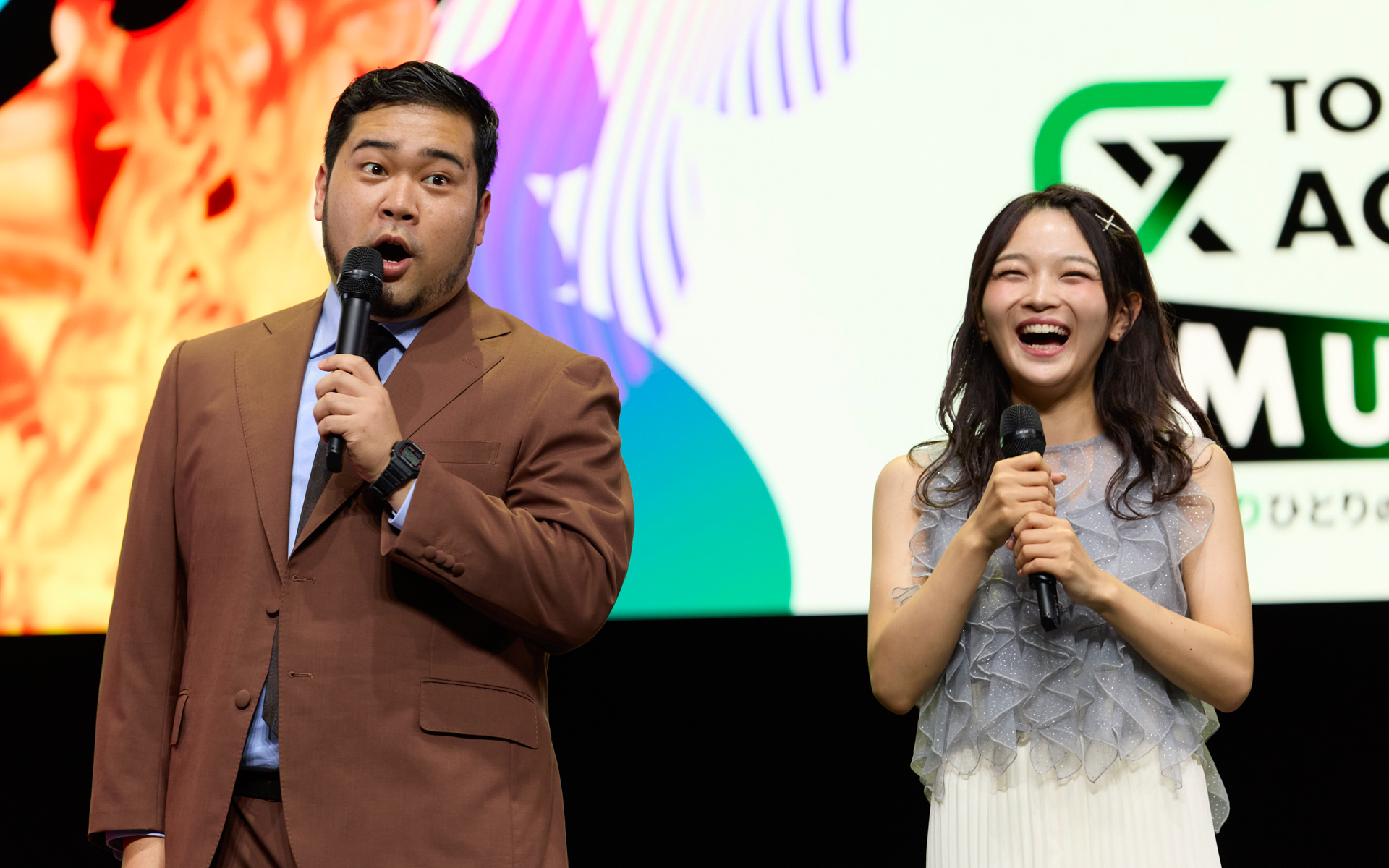 J-WAVEのラジオ番組「GURU GURU!」の水曜日ナビゲーターを務める松井ケムリさん（左）と福留光帆さん（右）