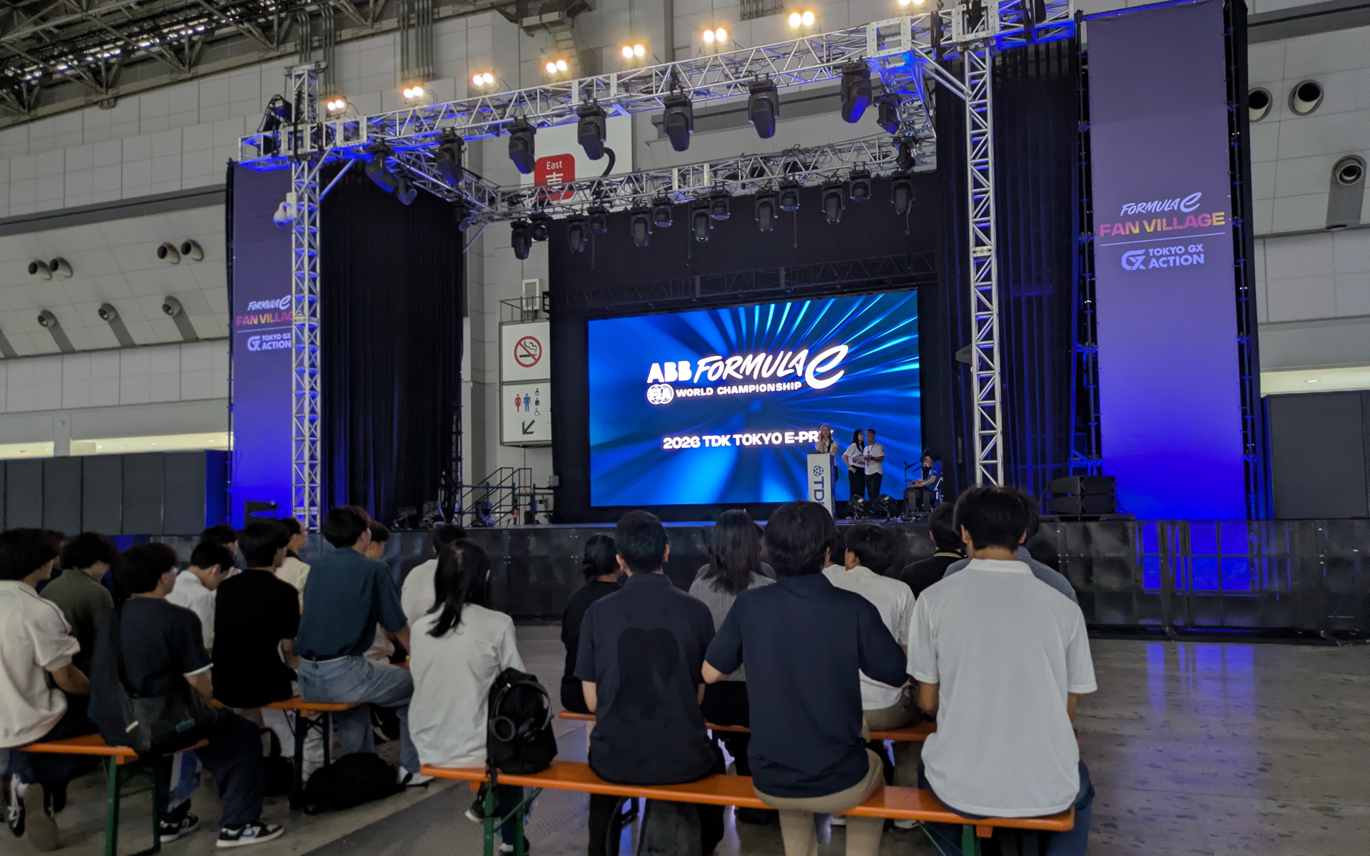 Behind the Scenes Experienceのオープニングは、「FORMULA E×TOKYO GX ACTION FAN VILLAGE」のステージで実施された
