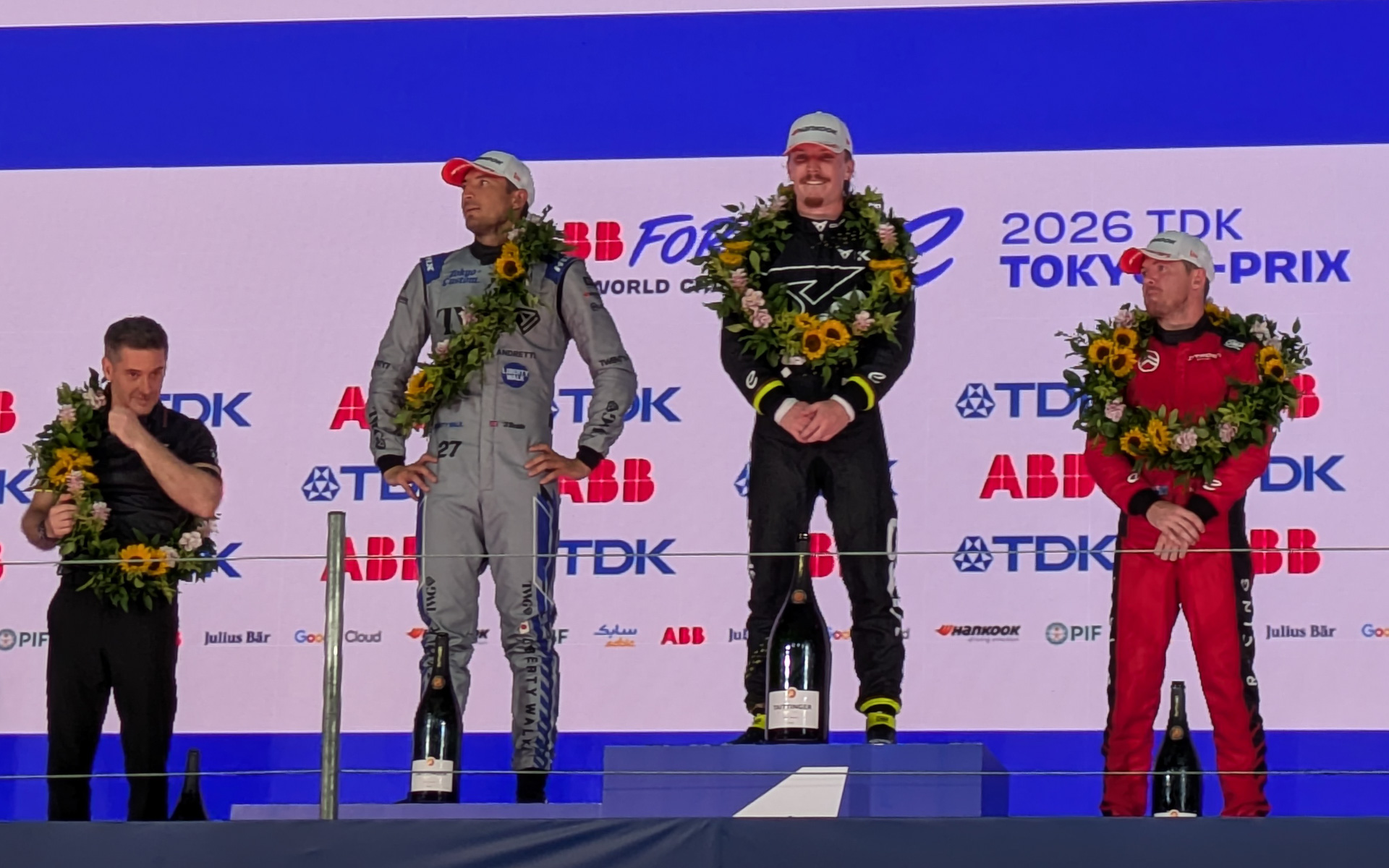 7月25日に行なわれた第14戦ではダン・ティクタム選手（クプラ・キロ ＃33）が優勝。小池百合子知事からトロフィが手渡された
