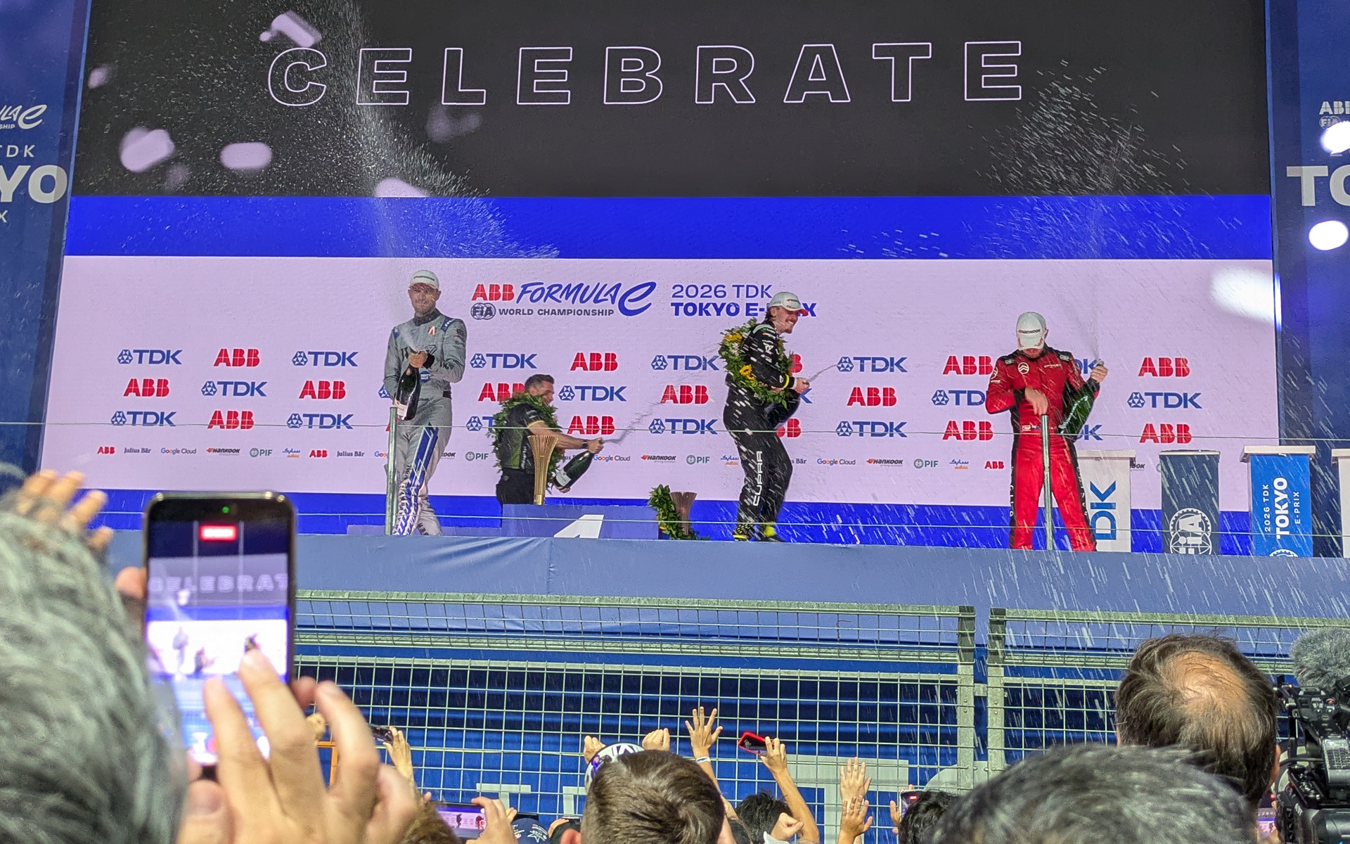 7月25日に行なわれた第14戦ではダン・ティクタム選手（クプラ・キロ ＃33）が優勝。小池百合子知事からトロフィが手渡された