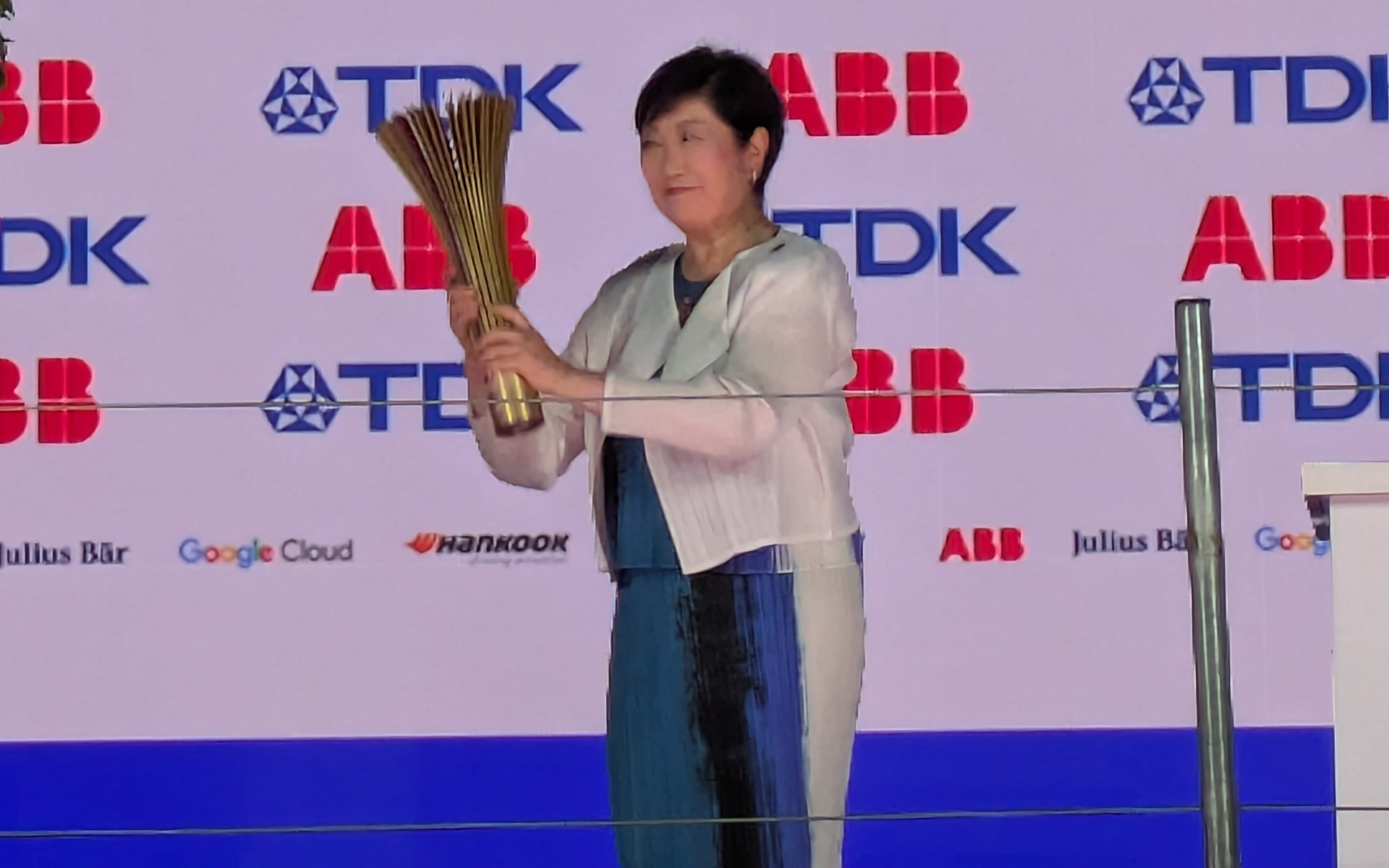 7月25日に行なわれた第14戦ではダン・ティクタム選手（クプラ・キロ ＃33）が優勝。小池百合子知事からトロフィが手渡された