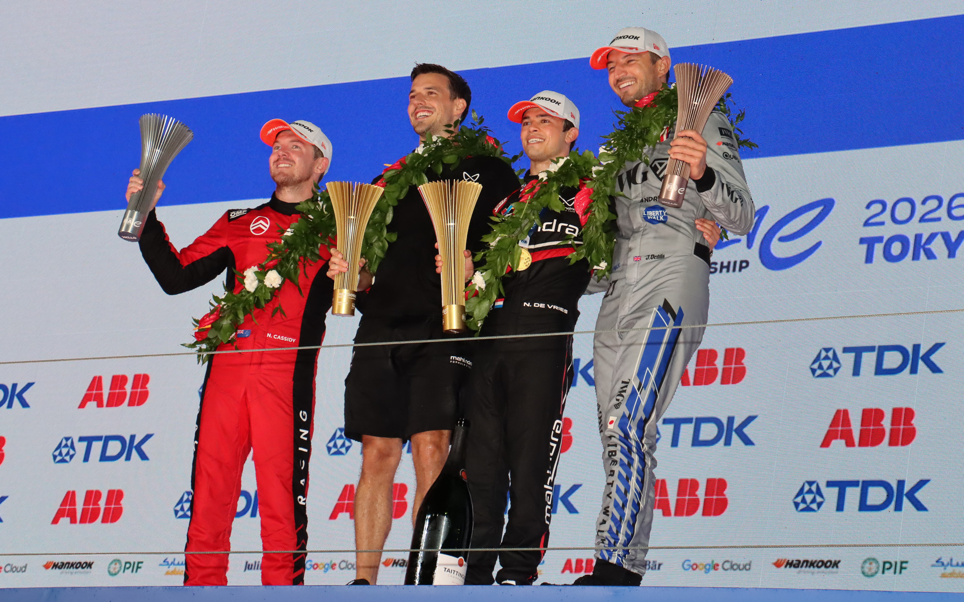 2日連続のレースとなった第15戦ではニック・デ・フリース選手（マヒンドラ フォーミュラEチーム ＃21）が優勝。瑶子女王殿下からトロフィが手渡された
