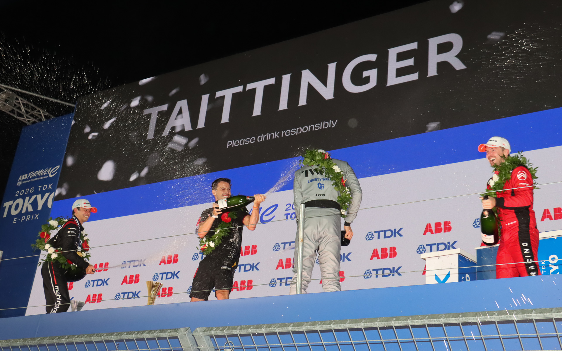2日連続のレースとなった第15戦ではニック・デ・フリース選手（マヒンドラ フォーミュラEチーム ＃21）が優勝。瑶子女王殿下からトロフィが手渡された