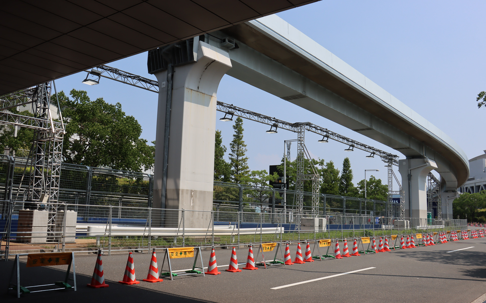 フォーミュラE 東京大会の舞台となった「東京ストリートサーキット」は、日ごろは多くの人が利用している一般道を閉鎖してコースを設営