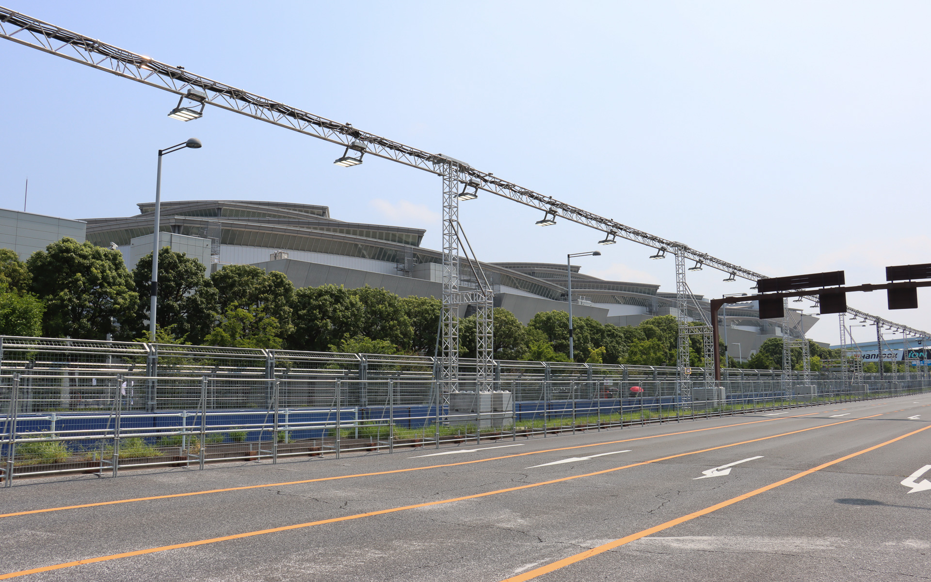 フォーミュラE 東京大会の舞台となった「東京ストリートサーキット」は、日ごろは多くの人が利用している一般道を閉鎖してコースを設営