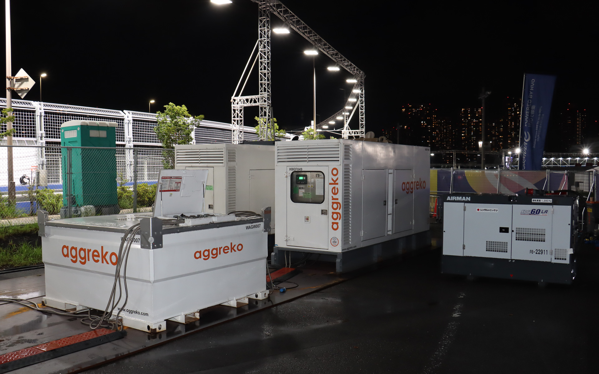 サスティナブル燃料の「HVO」を使う仮設発電機。軽油と比較してライフサイクル全体で最大90％のCO2を削減