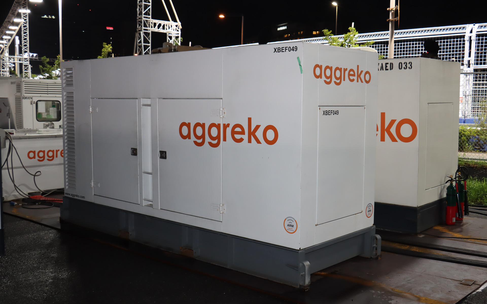 サスティナブル燃料の「HVO」を使う仮設発電機。軽油と比較してライフサイクル全体で最大90％のCO2を削減
