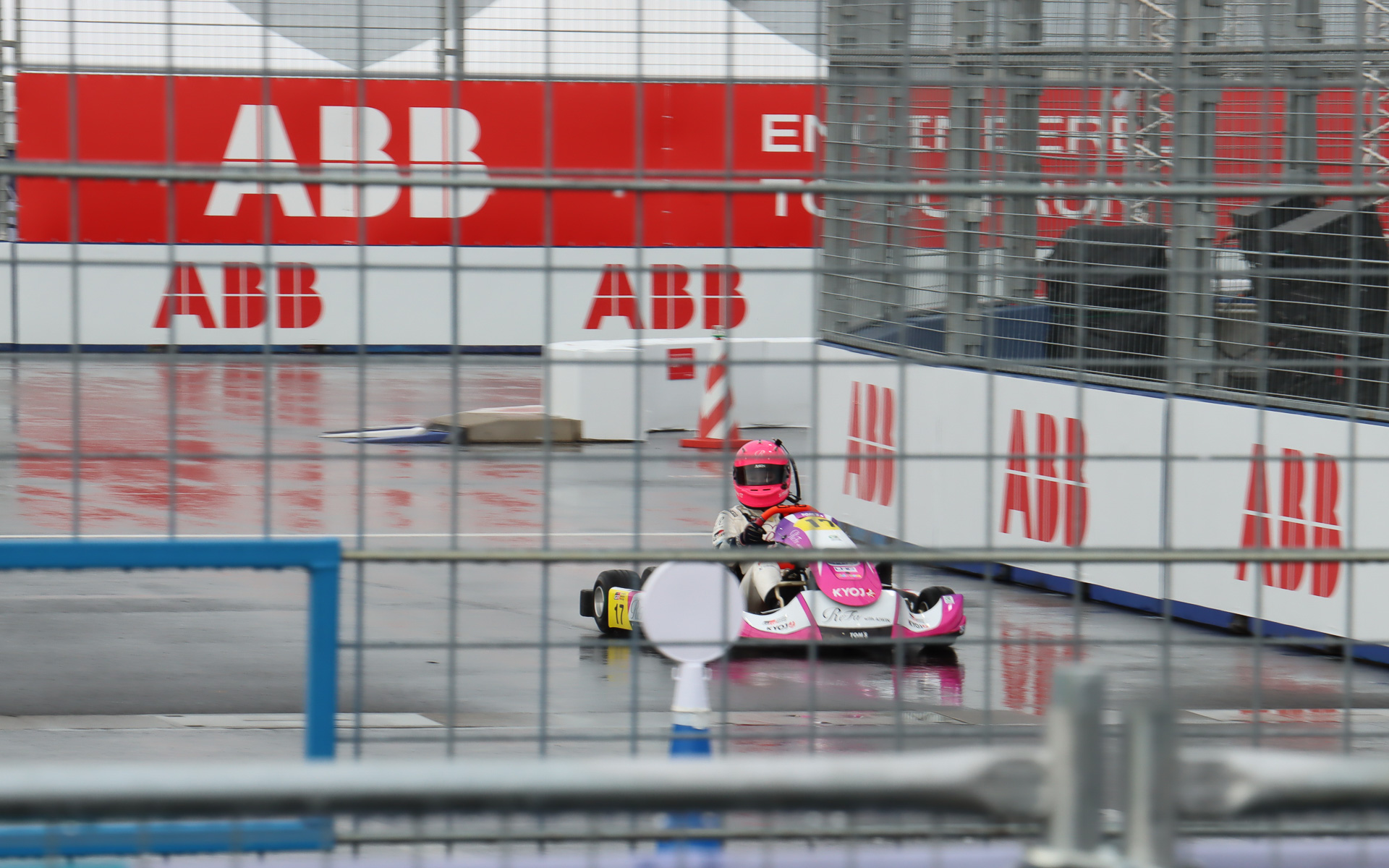 タイムトライアル「World Appearance＆EV Kart Trial with KYOJO CUP」の走行シーン