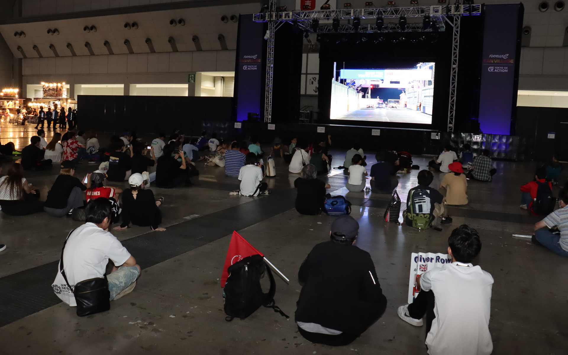 「ファンビレッジ」中央にあるステージの画面で行なわれたライブビューイング