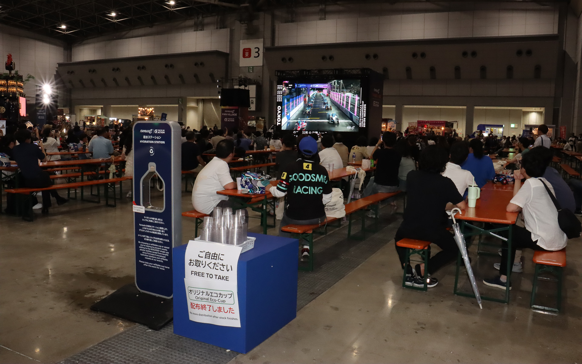 ライブビューイングは場内3か所にある大型ディスプレイで行なわれ、空調の効いた屋内でモータースポーツアナウンサーのピエール北川氏の実況＆解説を聞きながらレースを楽しんでいた