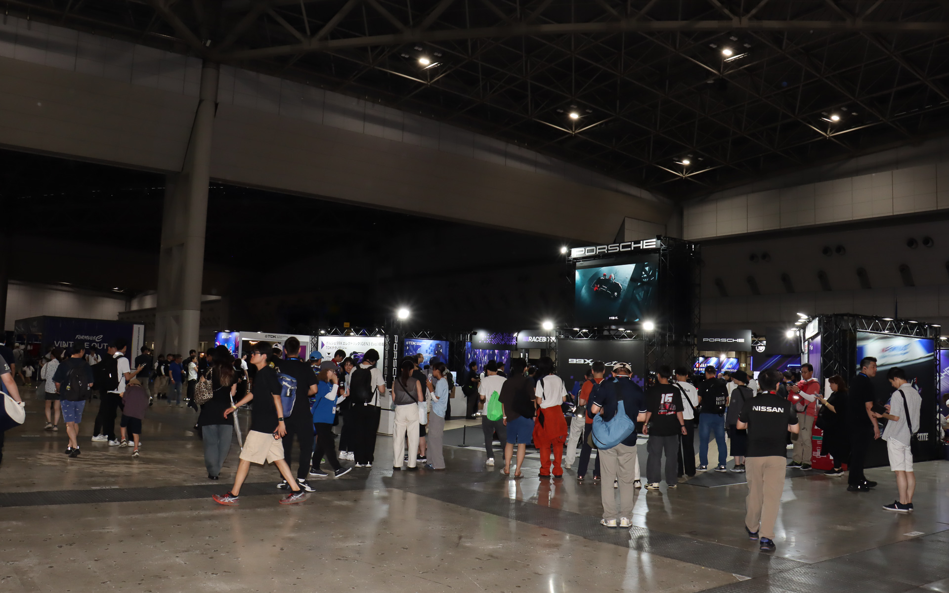 ファンビレッジは東京ビッグサイト・東ホール1～3の広大なスペースを使って行なわれた
