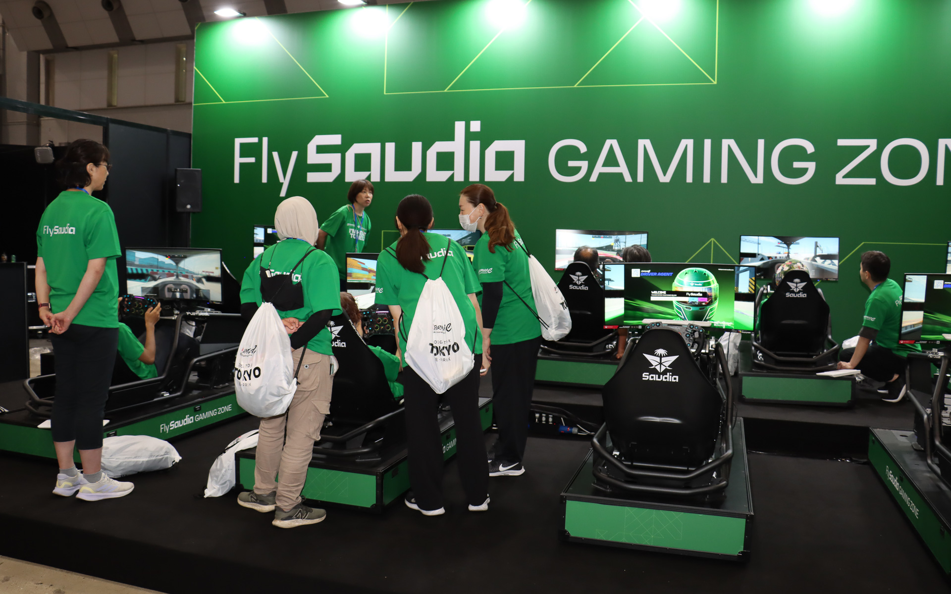 本格的なレーシングシミュレーターでフォーミュラE 東京大会を仮想体験できるゲーミングアリーナは順番待ちの長蛇の列ができていた
