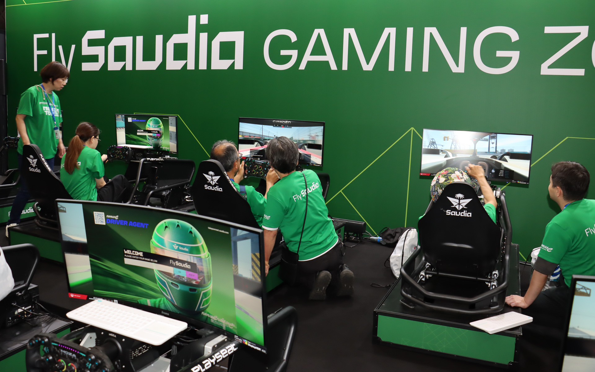 本格的なレーシングシミュレーターでフォーミュラE 東京大会を仮想体験できるゲーミングアリーナは順番待ちの長蛇の列ができていた