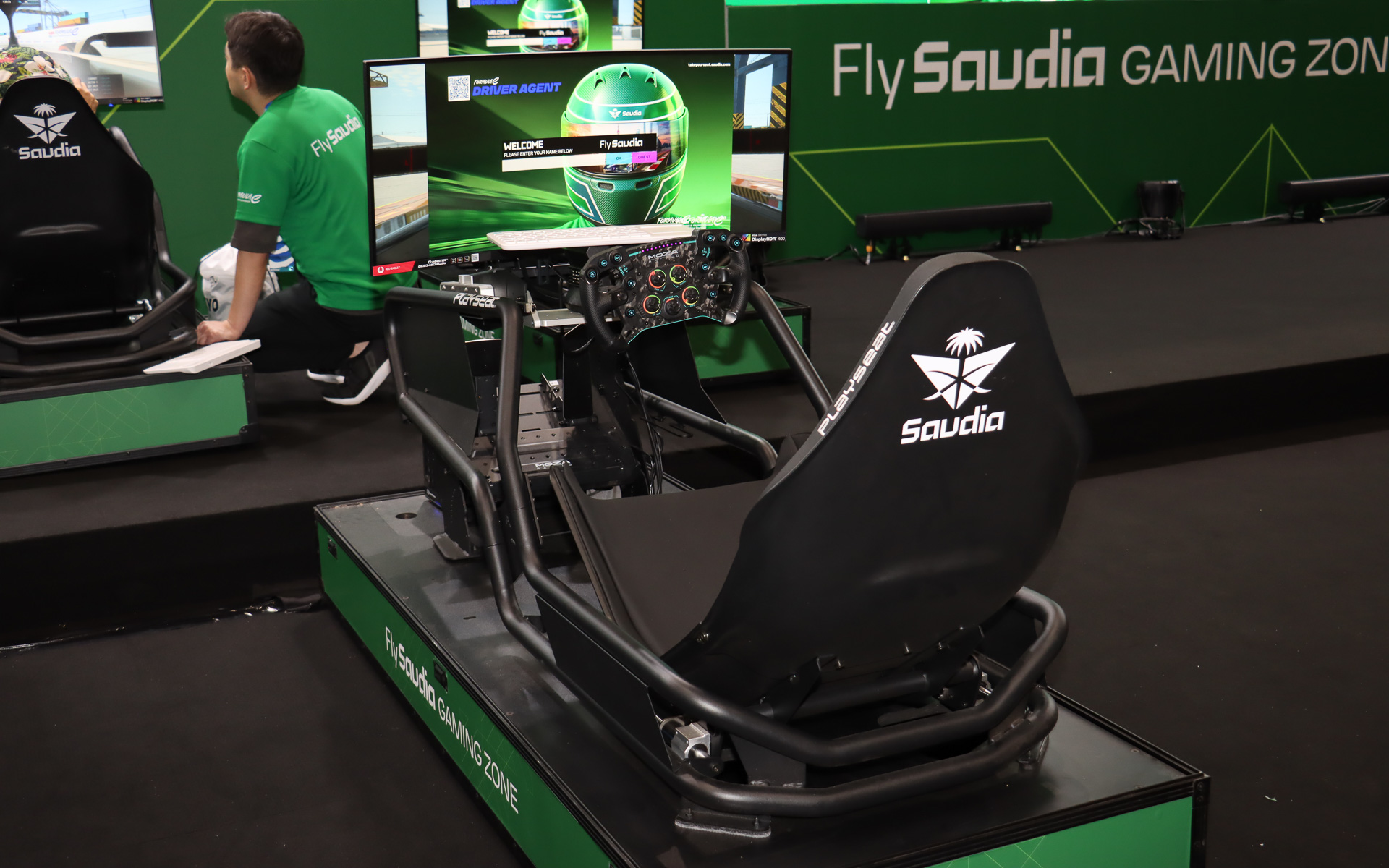 本格的なレーシングシミュレーターでフォーミュラE 東京大会を仮想体験できるゲーミングアリーナは順番待ちの長蛇の列ができていた