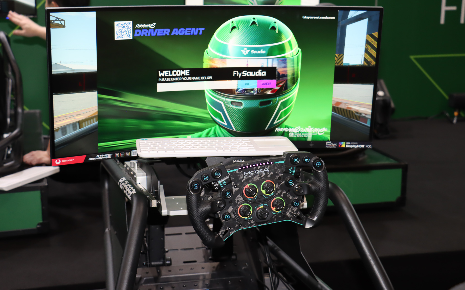 本格的なレーシングシミュレーターでフォーミュラE 東京大会を仮想体験できるゲーミングアリーナは順番待ちの長蛇の列ができていた