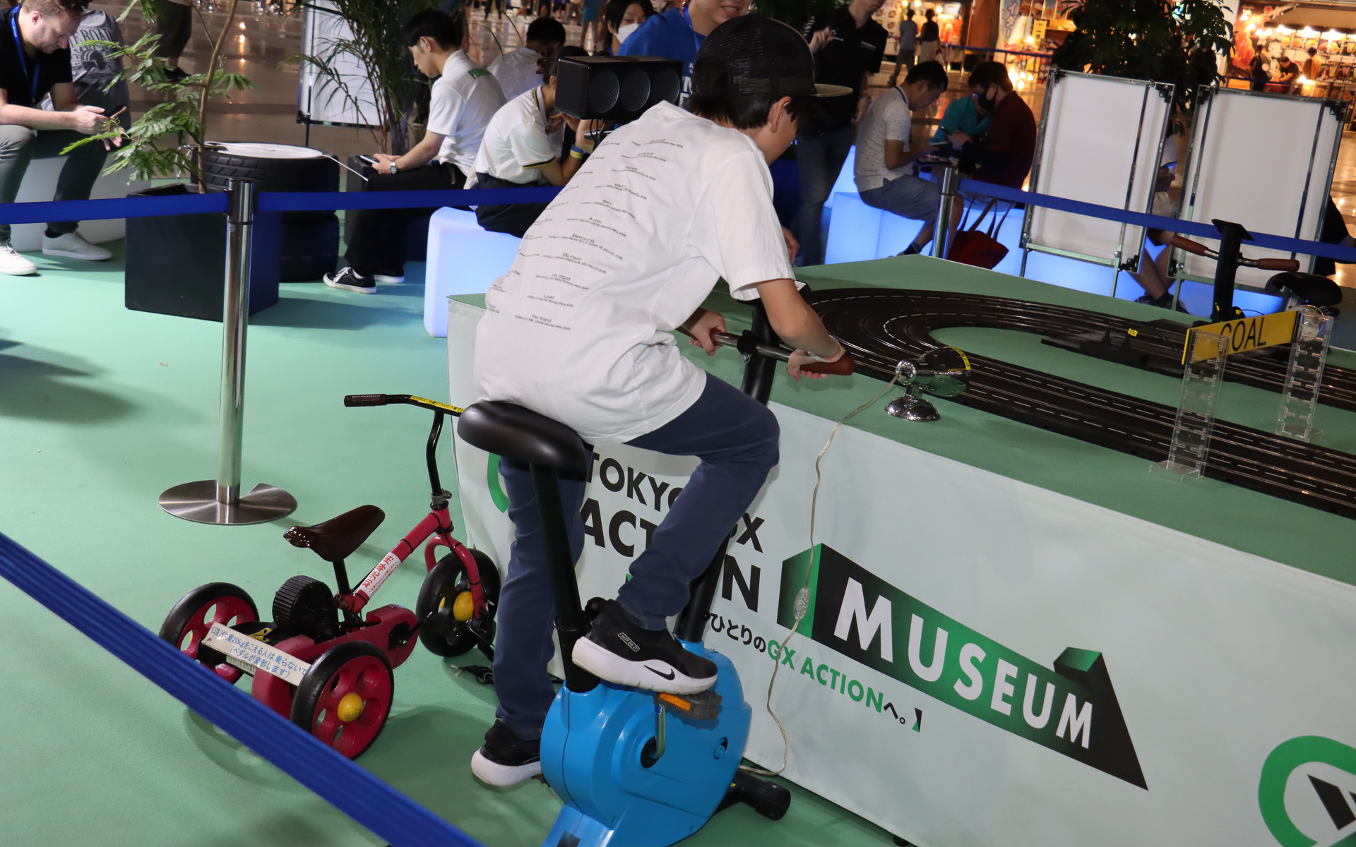 エアロバイクのペダルを漕いで発電した電気でミニチュアフォーミュラEマシンを走らせるレースゲーム