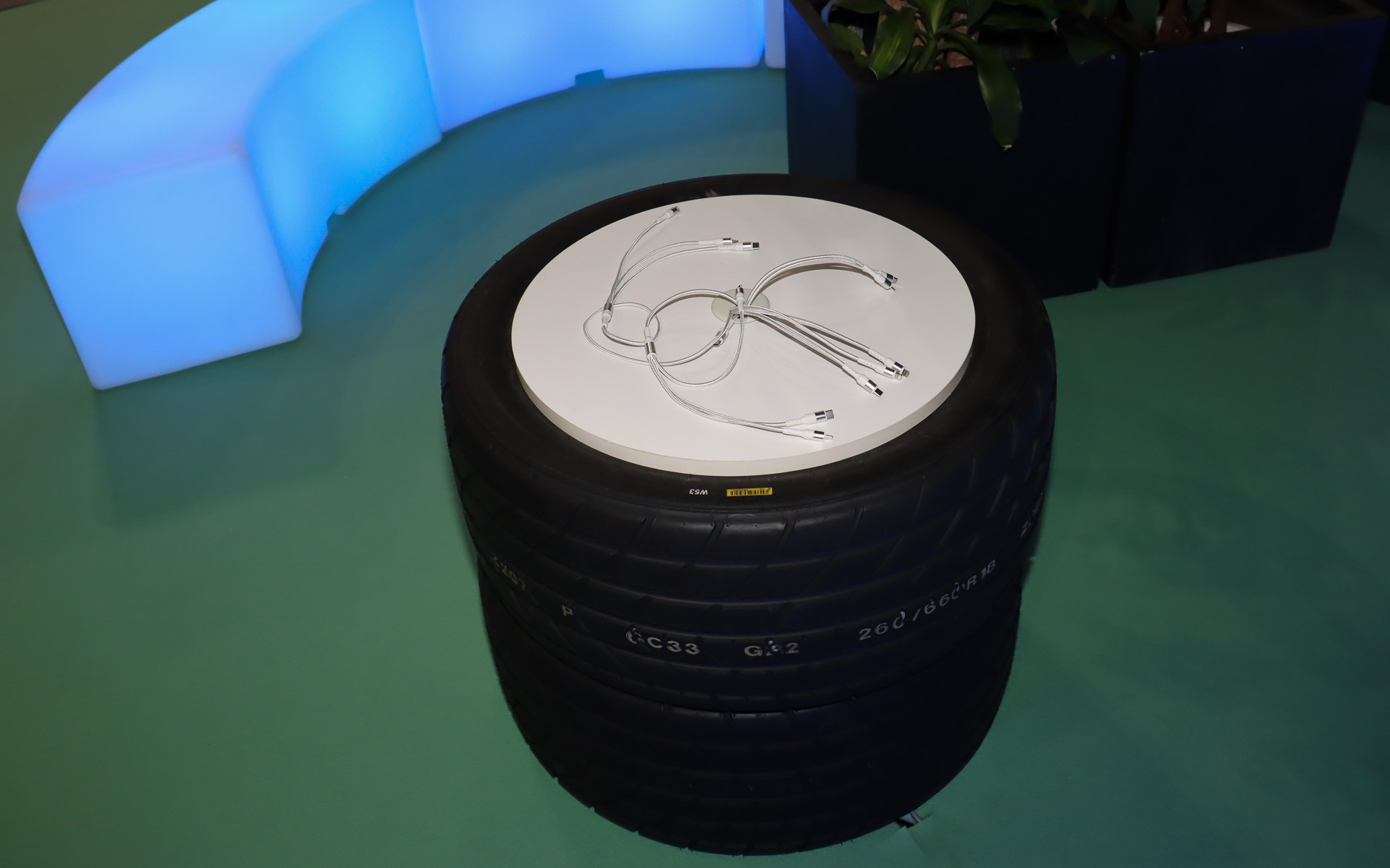 廃タイヤを活用した充電テーブルを用意する休憩コーナー