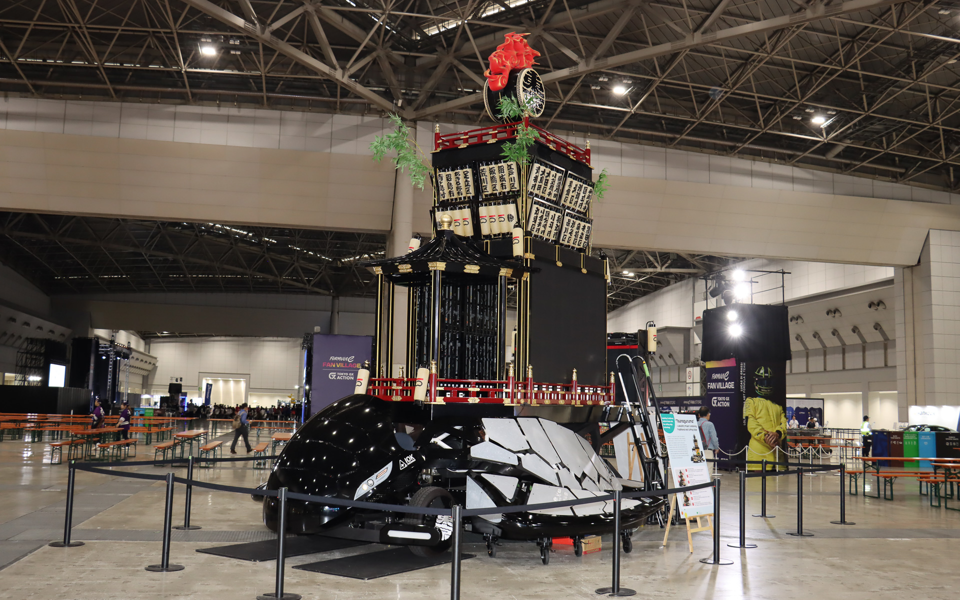 ツナグルマのコンセプトは「未来の山車」。リアにはリアにはお囃子隊とコラボして音楽を流せるDJブースも装備