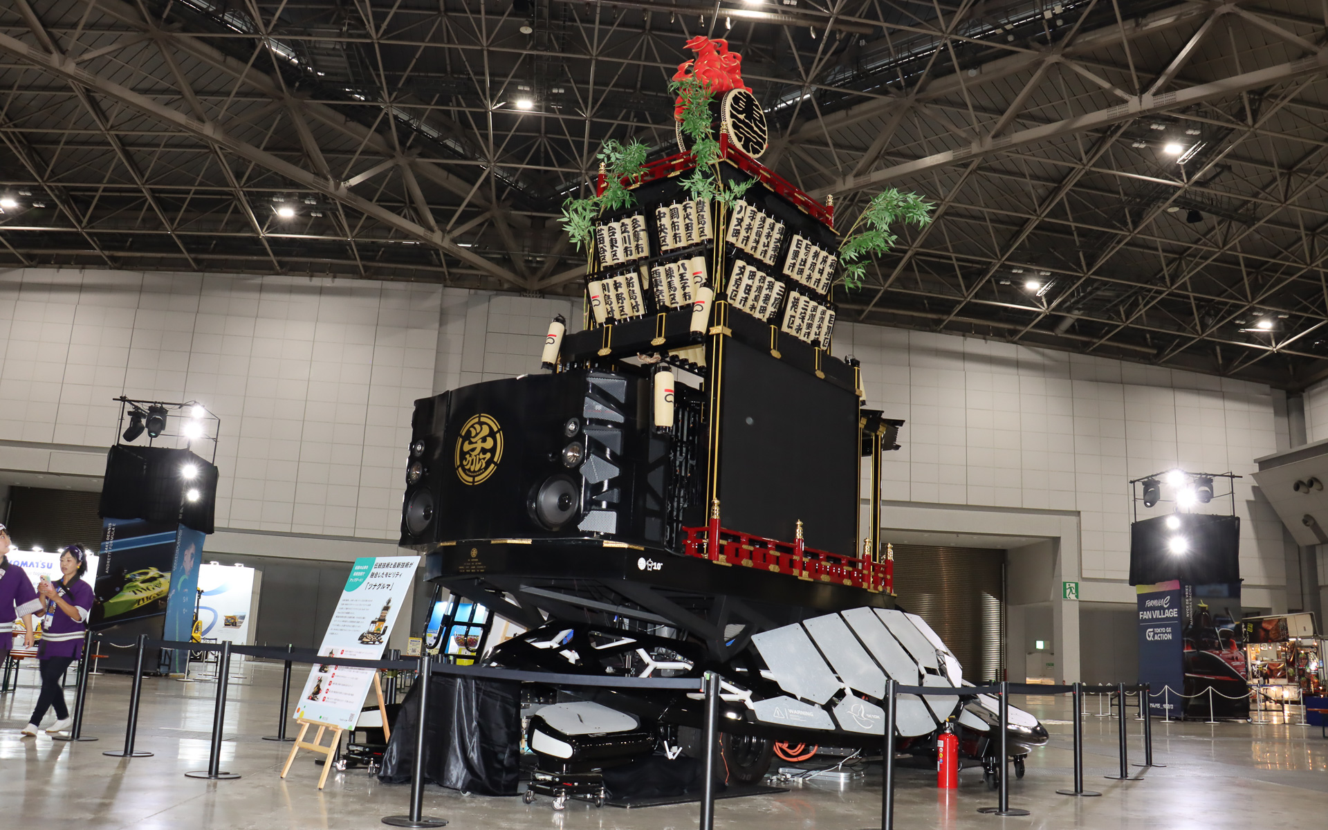 ツナグルマのコンセプトは「未来の山車」。リアにはリアにはお囃子隊とコラボして音楽を流せるDJブースも装備