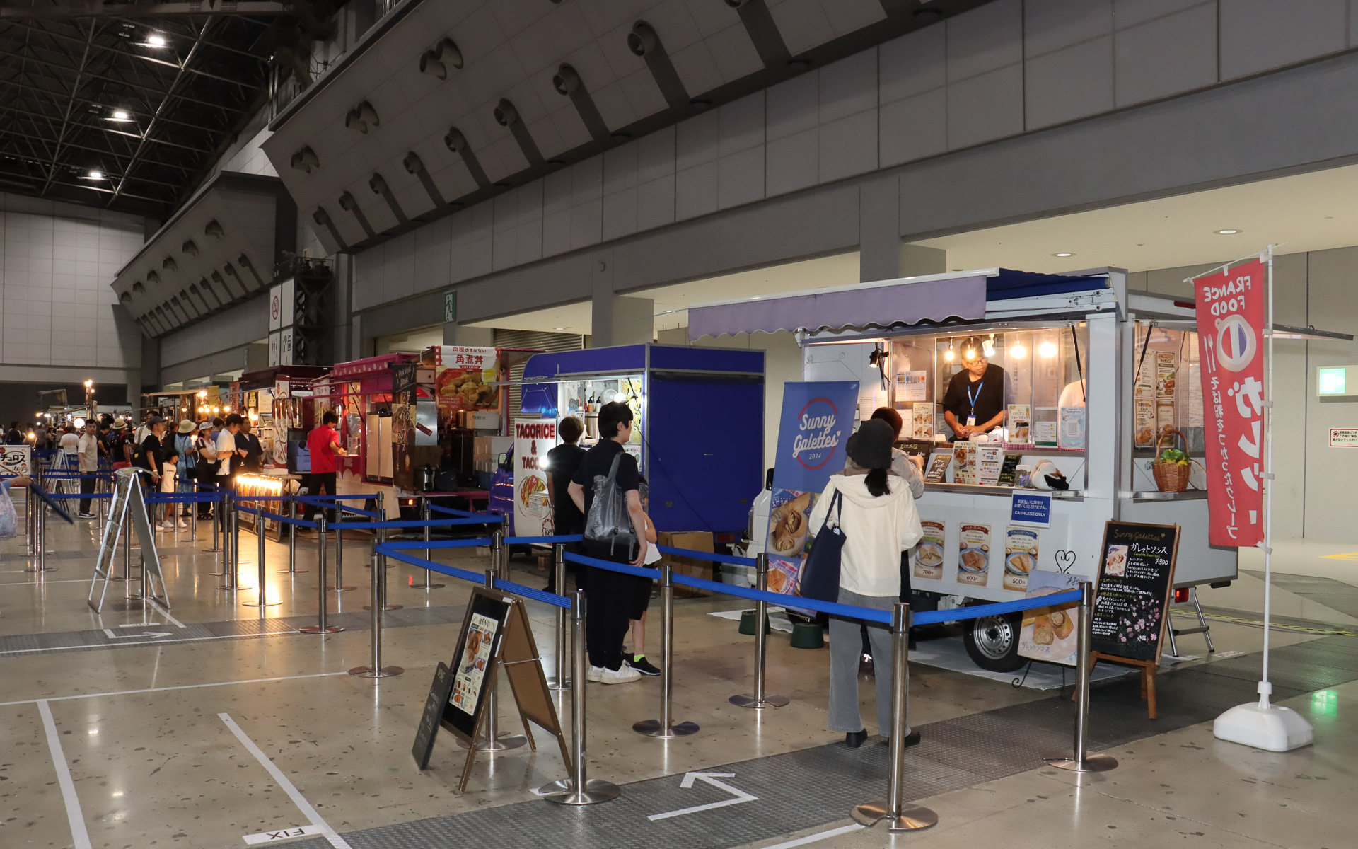 ツナグルマは“夏祭り感”を味わえる屋台グルメや世界の名物料理などが楽しめる「フード＆ビバレッジ」の中央に置かれていた