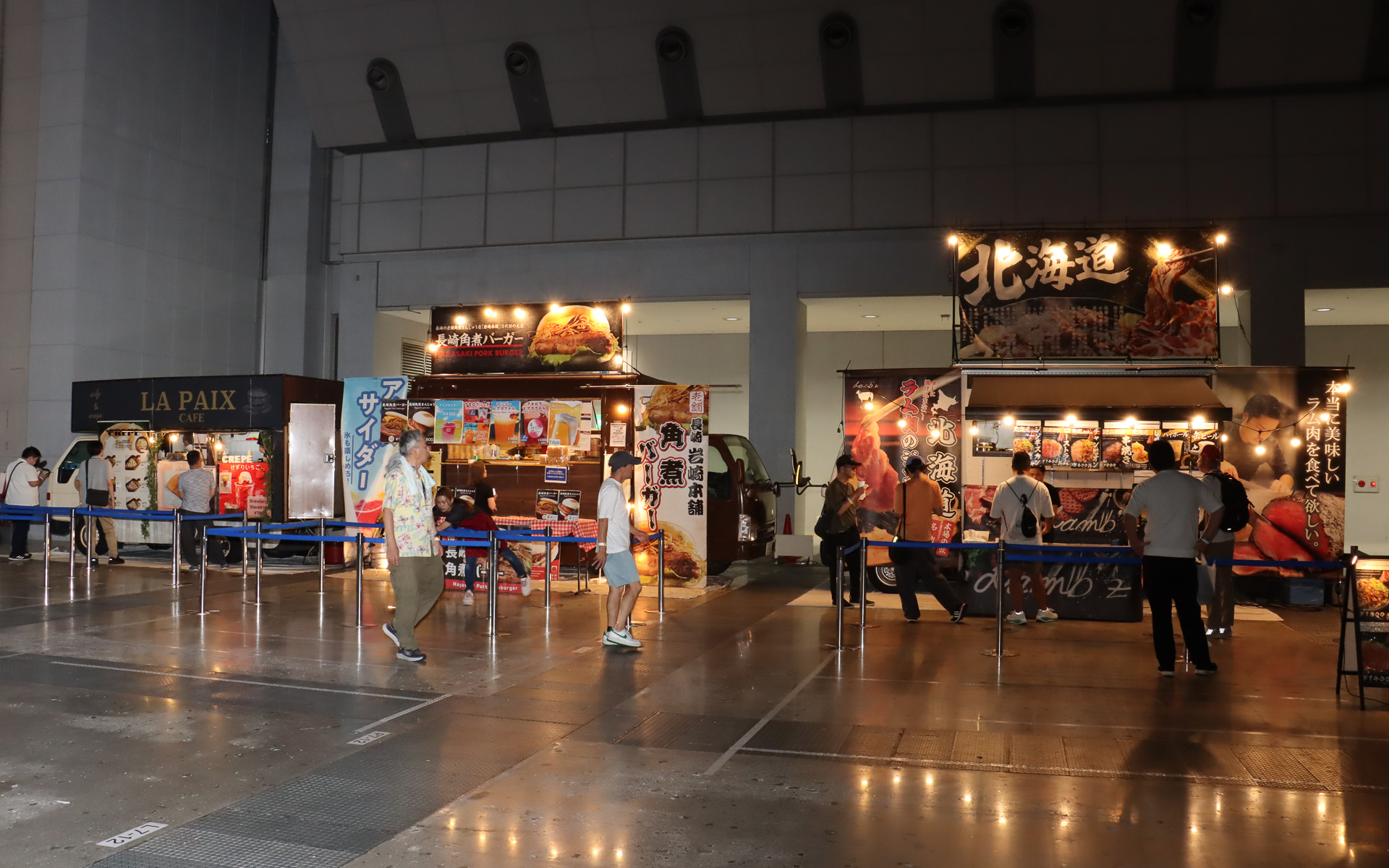 ツナグルマは“夏祭り感”を味わえる屋台グルメや世界の名物料理などが楽しめる「フード＆ビバレッジ」の中央に置かれていた