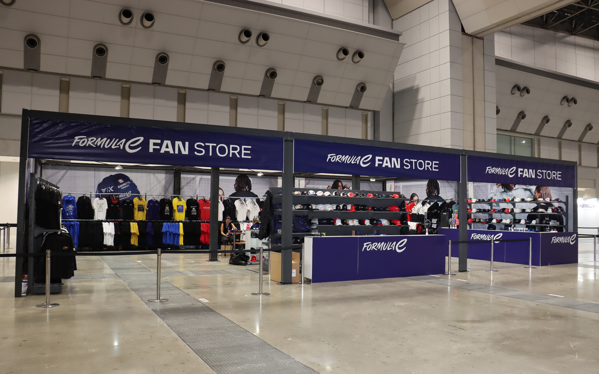 参戦各チームのレプリカアイテムやフォーミュラE 東京大会限定グッズなどを販売する「フォーミュラE ファンストア」