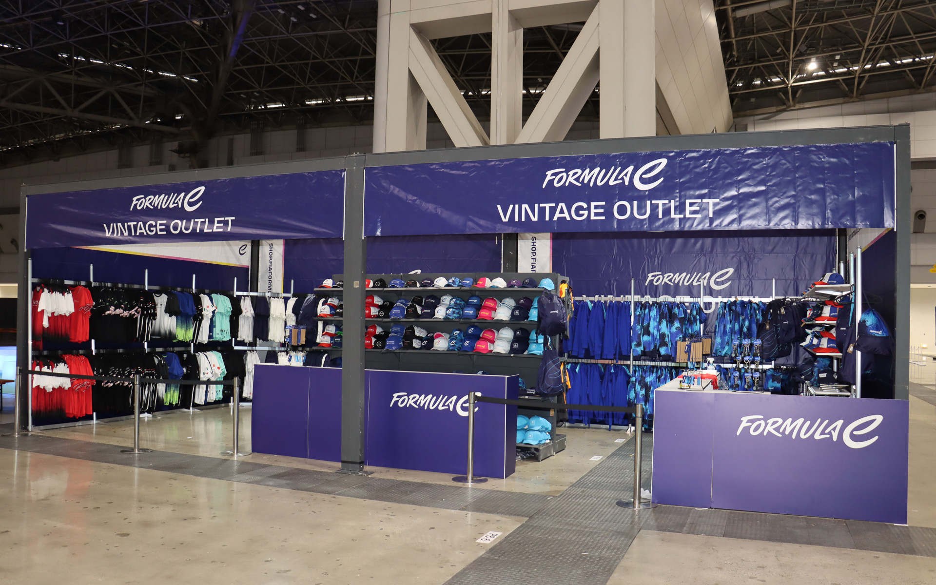 参戦各チームのレプリカアイテムやフォーミュラE 東京大会限定グッズなどを販売する「フォーミュラE ファンストア」