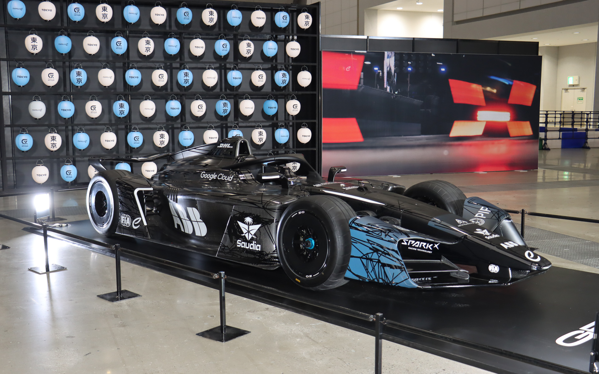 2026/27シーズンから導入されるフォーミュラEの次世代マシン「GEN4」も車両展示
