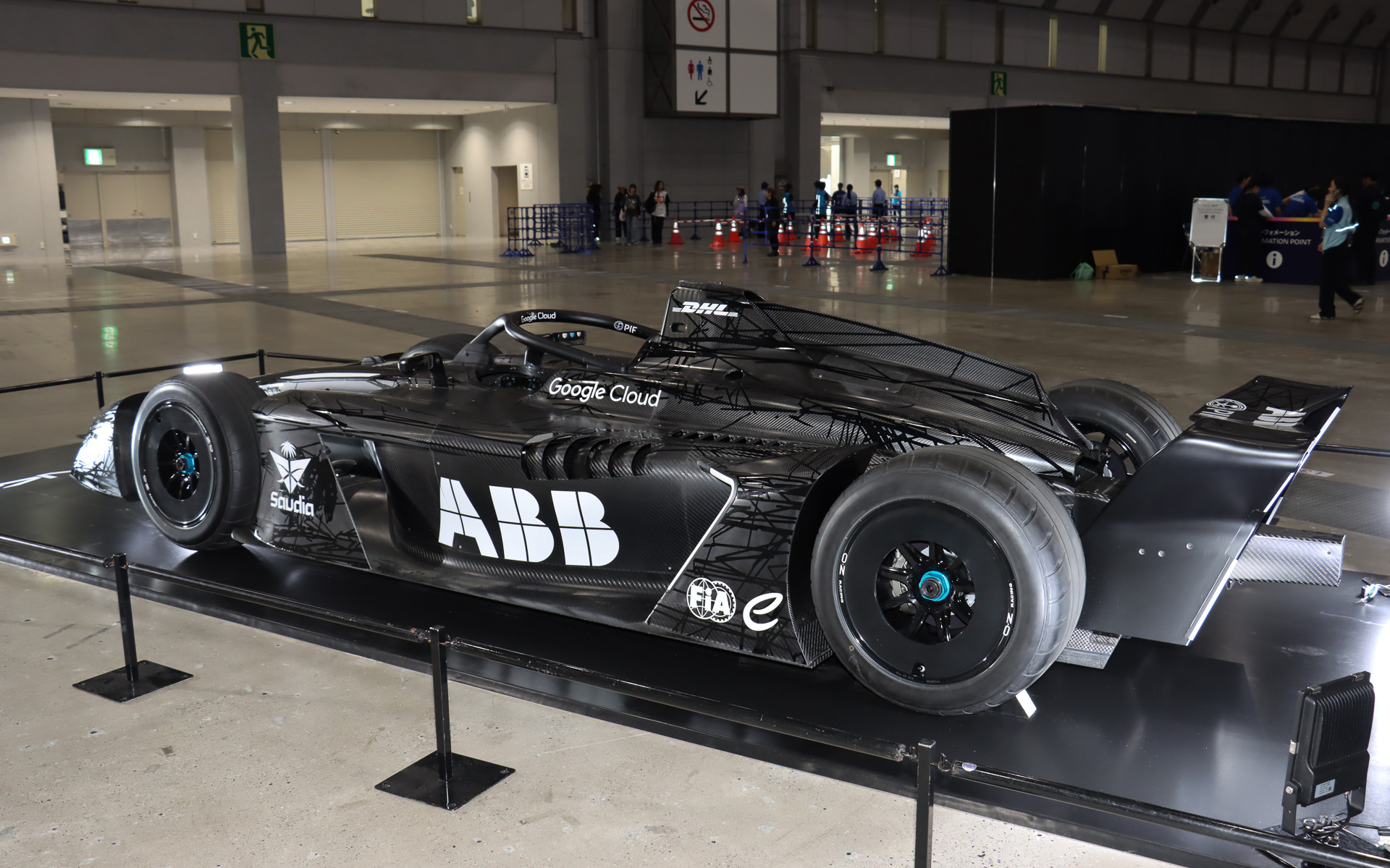 2026/27シーズンから導入されるフォーミュラEの次世代マシン「GEN4」も車両展示