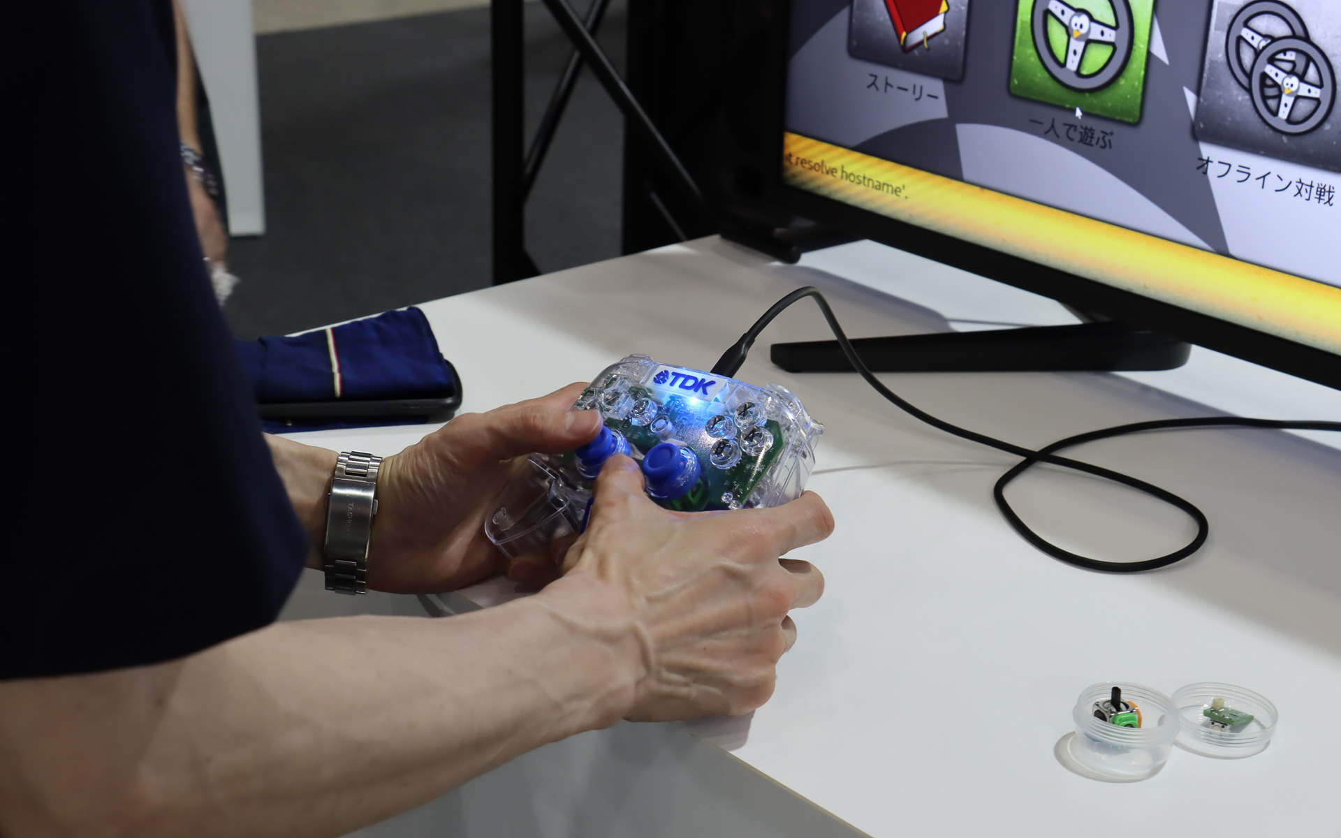 TDK製のTMRセンサを搭載したコントローラーで体験するレースゲーム