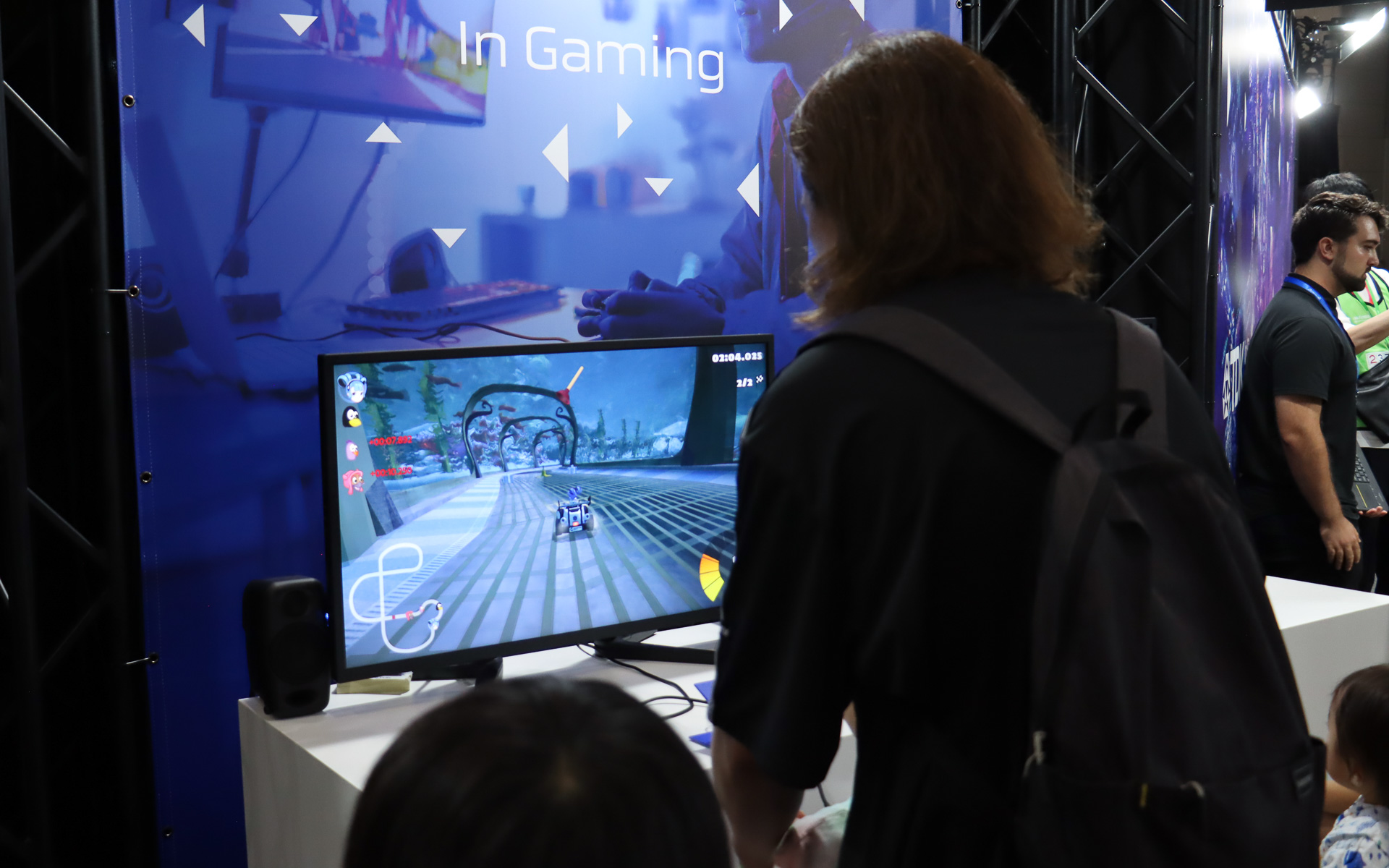 TDK製のTMRセンサを搭載したコントローラーで体験するレースゲーム