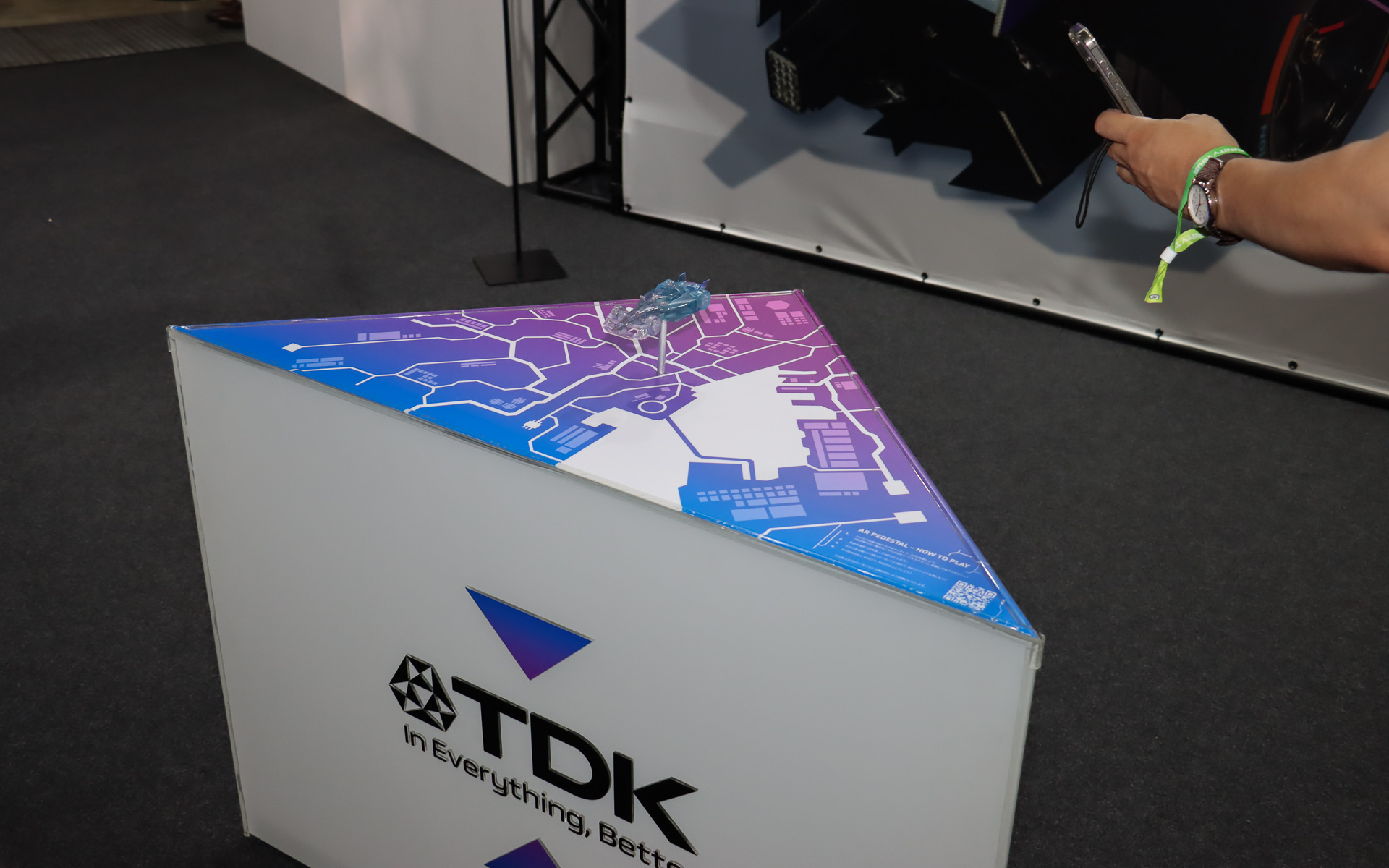 スマホのカメラでマーカーを読み取り、3Dプリンターで再現したポルシェ 99X エレクトリック GEN3 Evoと情報を連動させるARブース