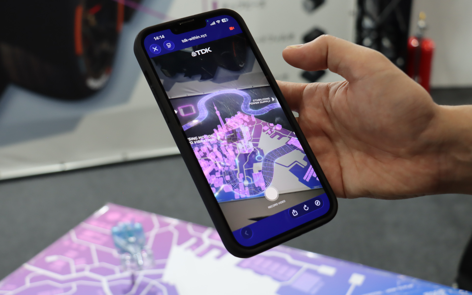 スマホのカメラでマーカーを読み取り、3Dプリンターで再現したポルシェ 99X エレクトリック GEN3 Evoと情報を連動させるARブース