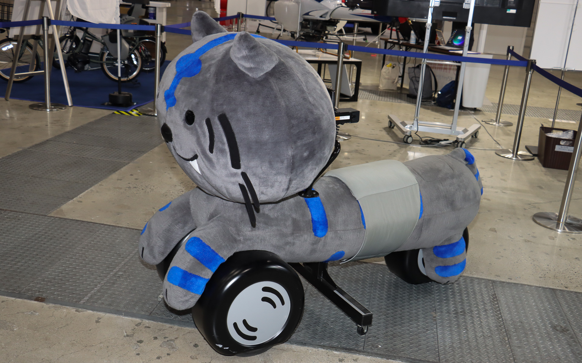 「ニャイケン」はヤマハの前2輪大型バイク「NIKEN（ナイケン）」を擬ニャン化したキャラクター